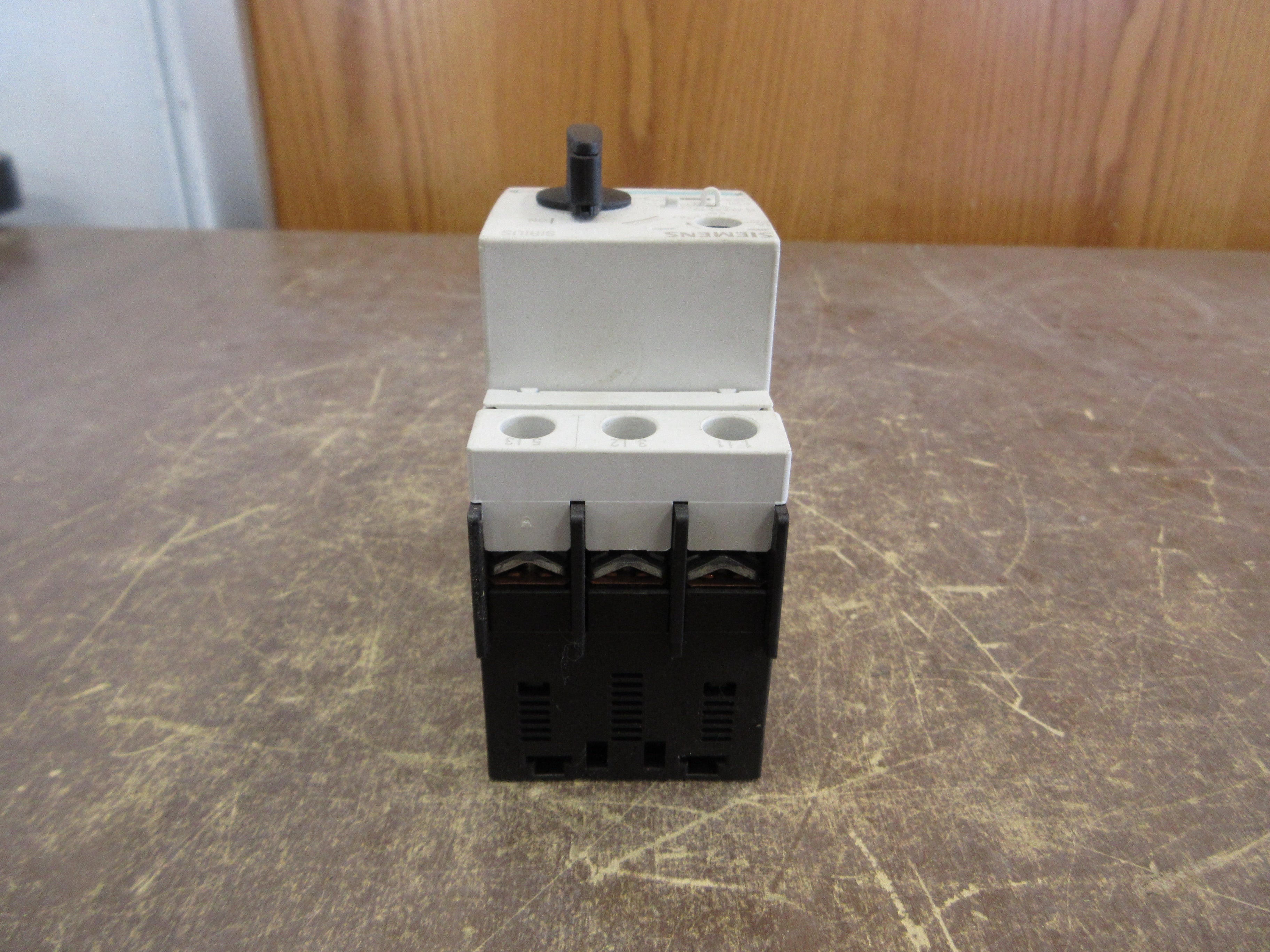 Siemens Sirius Motor Protector 3RV1021-0JA10 Trip: 0.7-1A 600V Used