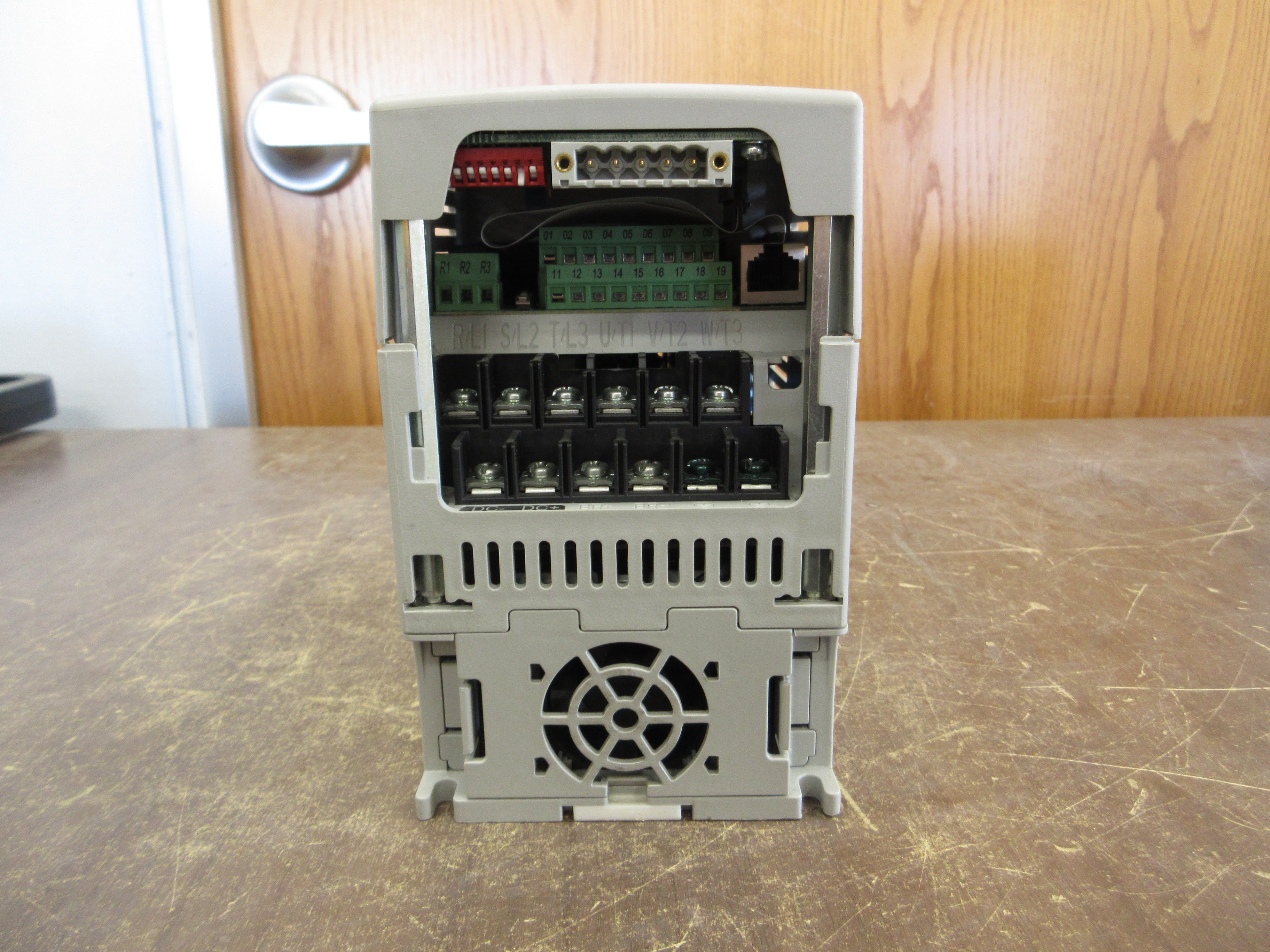 Allen-Bradley PowerFlex 40 AC Drive 22B-D2P3N104 1HP 3Ph Out Used