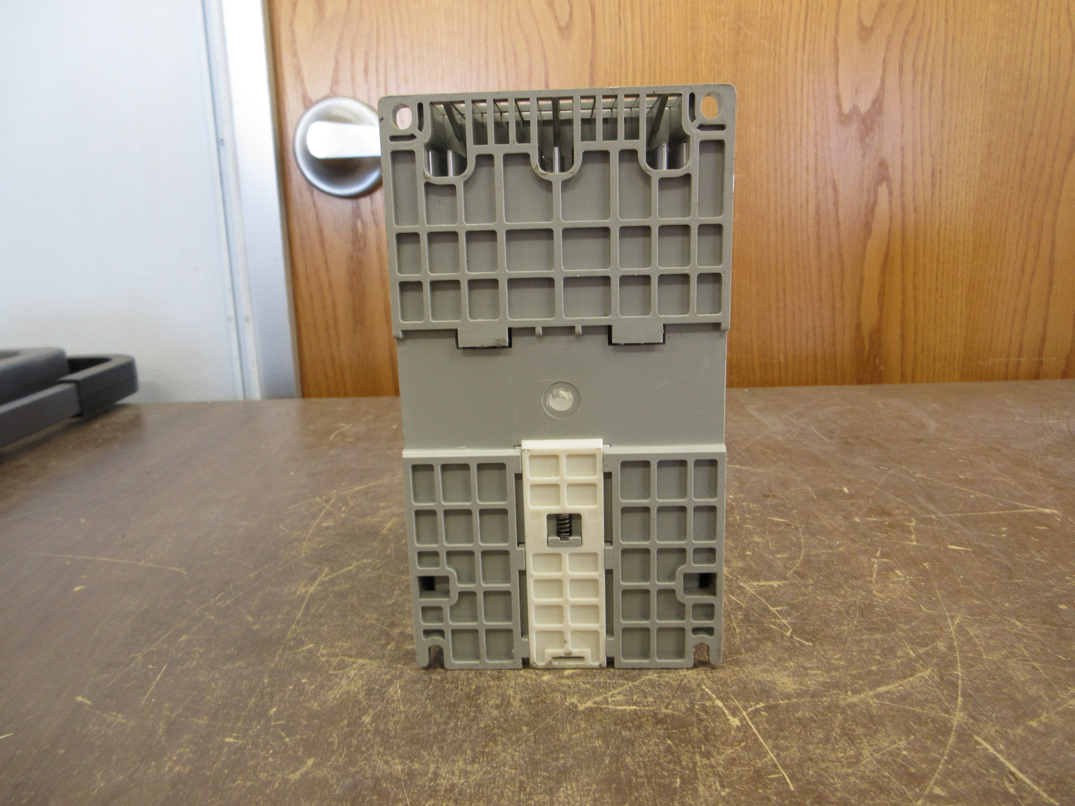 Allen-Bradley PowerFlex 40 AC Drive 22B-D2P3N104 1HP 3Ph Out Used
