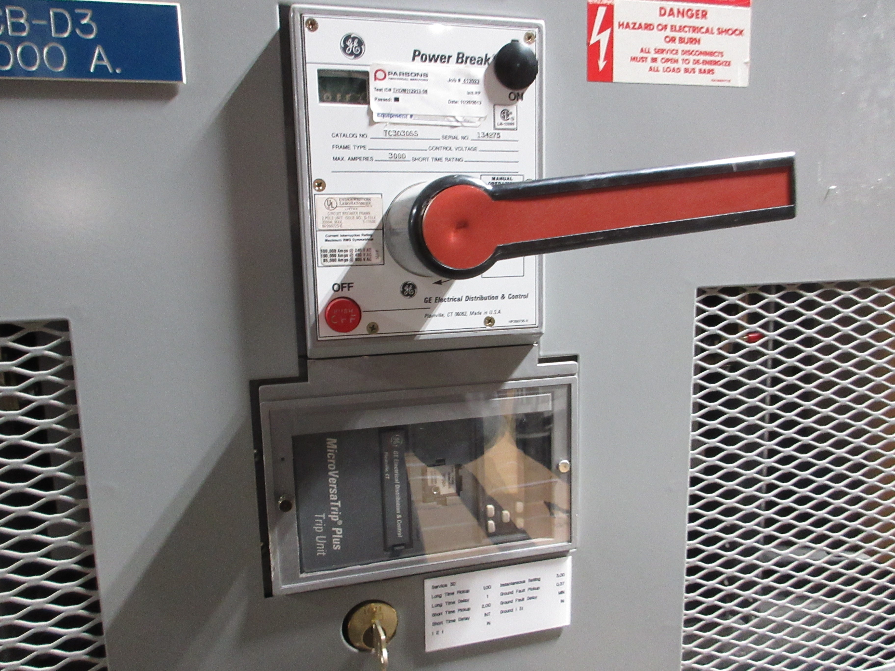 GE 3000A Main Switch Gear Line Up TC3030SS 3000A Main Breaker Used