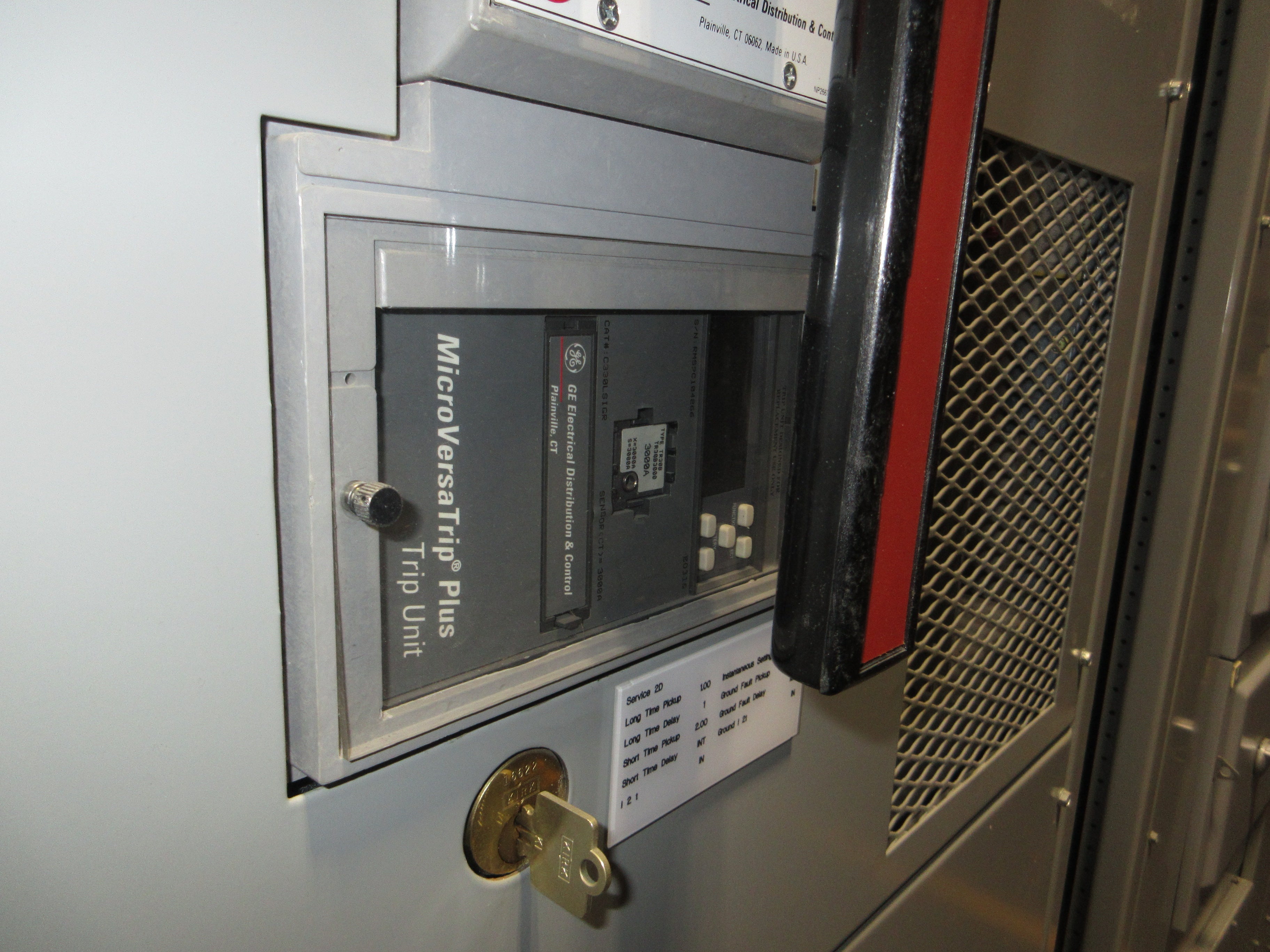 GE 3000A Main Switch Gear Line Up TC3030SS 3000A Main Breaker Used