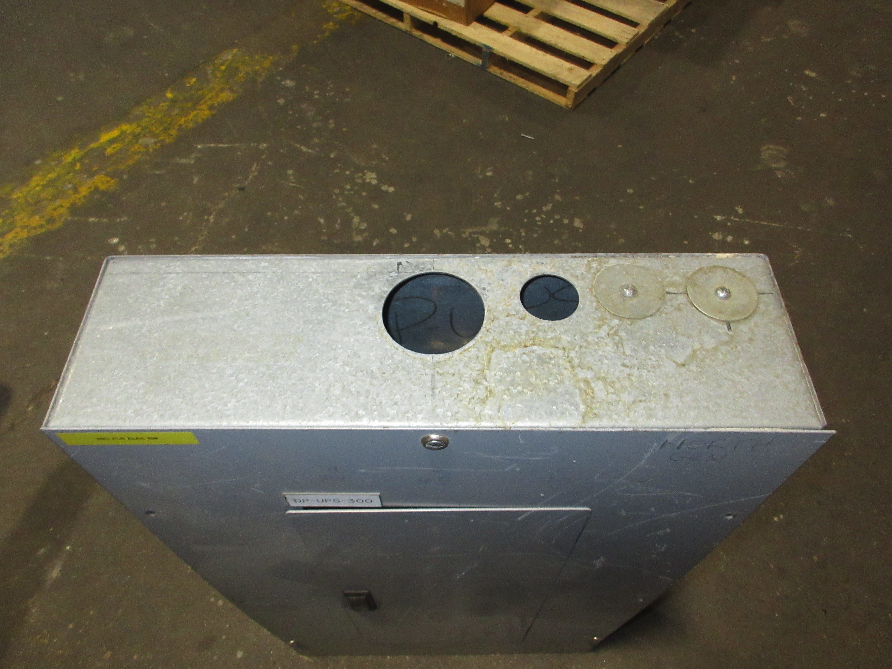 Eaton Main Breaker Circuit Breaker Panel IC96649G02 225A Max 208Y/120 225A Main