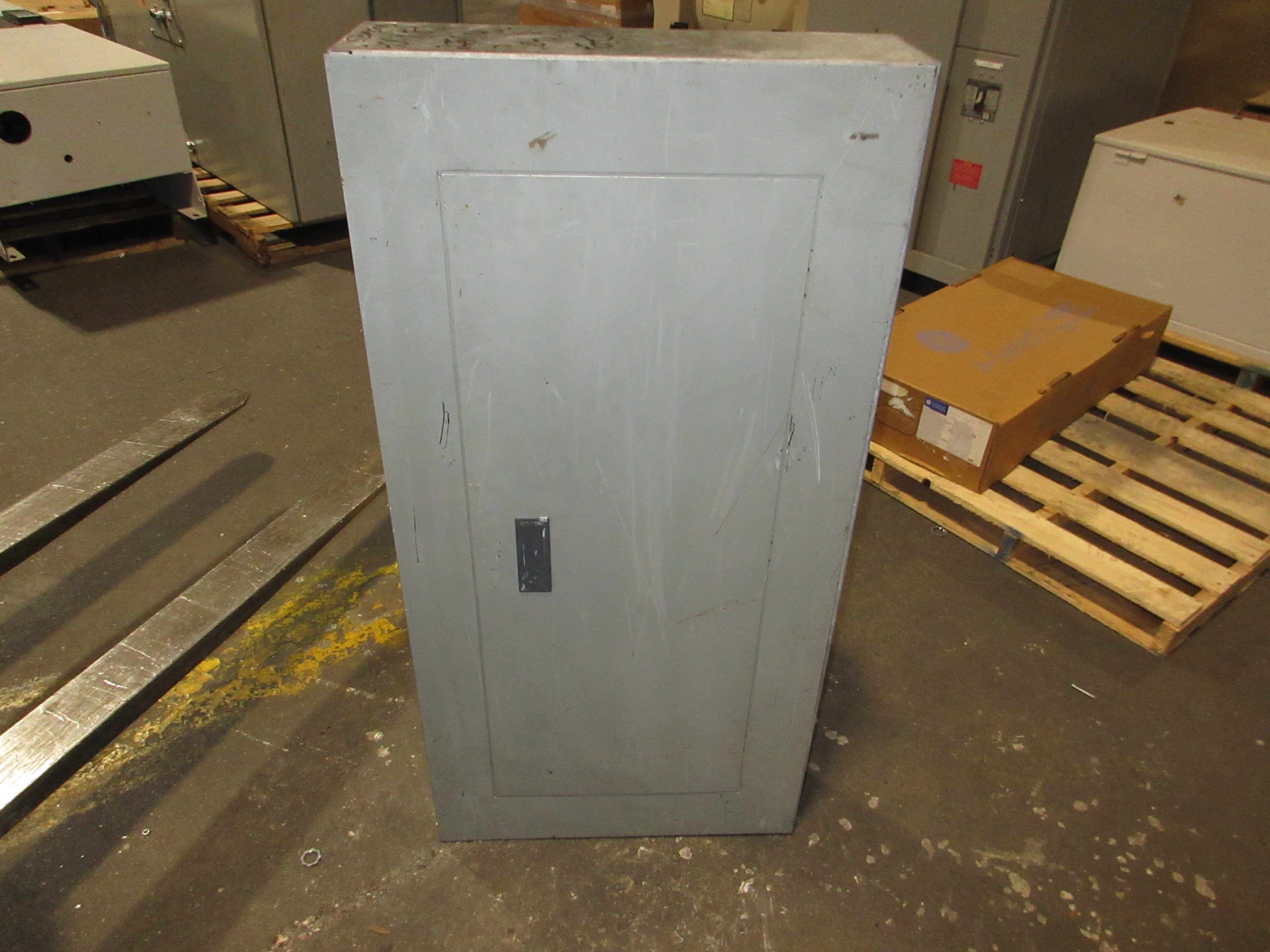 Siemens Main Lug Breaker Panel BG42MB4200STM 225A Max 208Y/120V 3Ph 4W 42-Slot