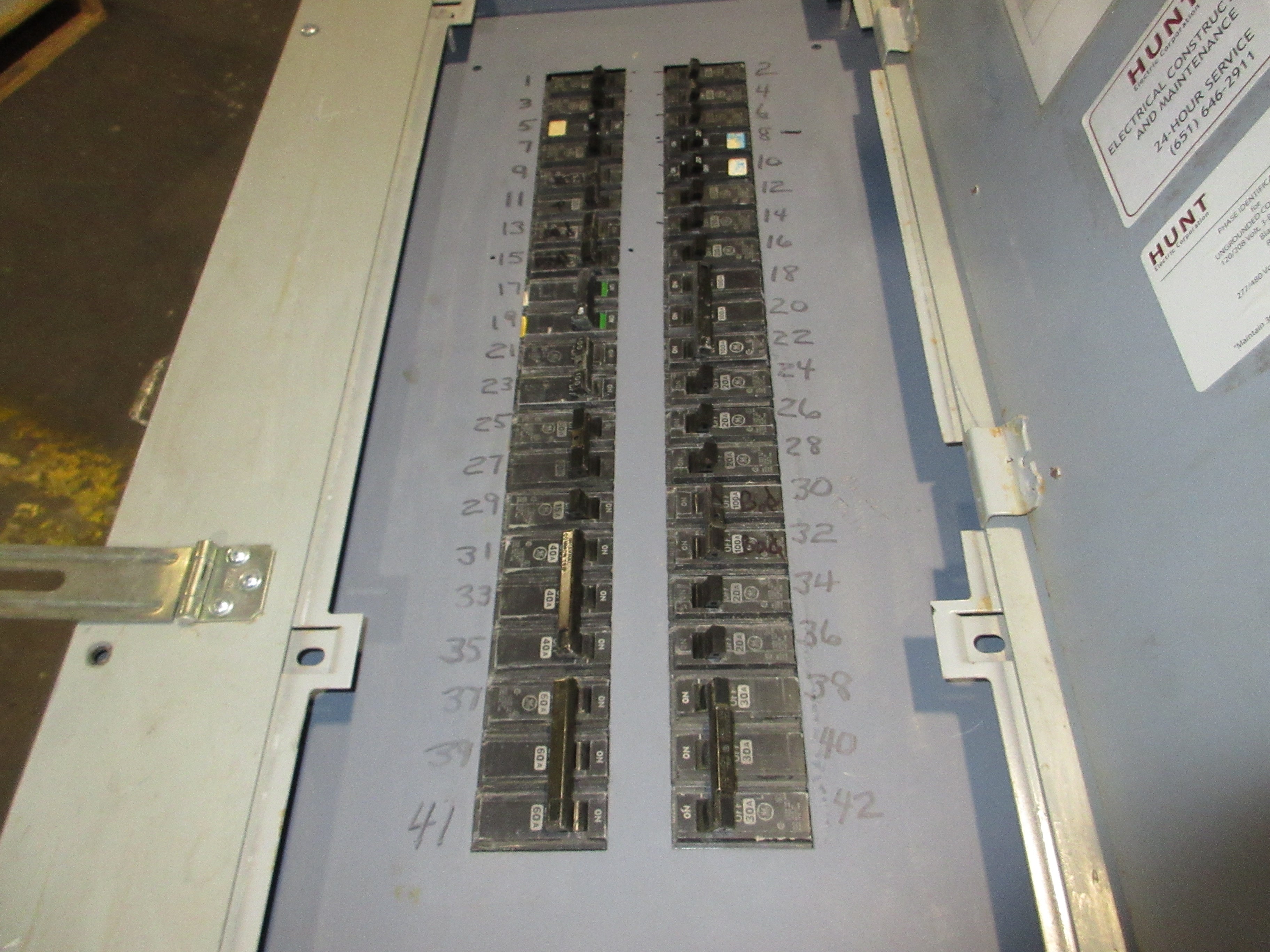 GE Main Breaker Circuit Breaker Panel 200A Main 208/120V 42-Slot Used