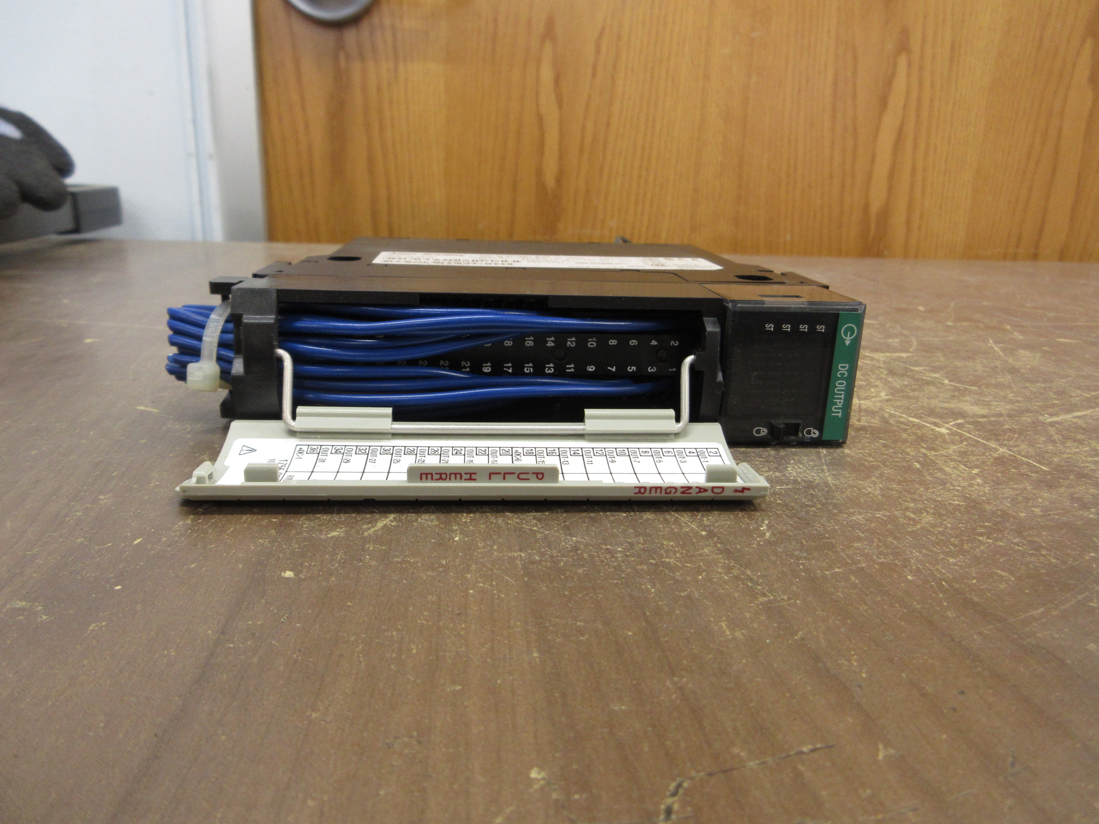 Allen-Bradley DC Output Module 1756-OB32 Ser. A Rev. M01 F/W Rev. 3.2 32PT 24VDC