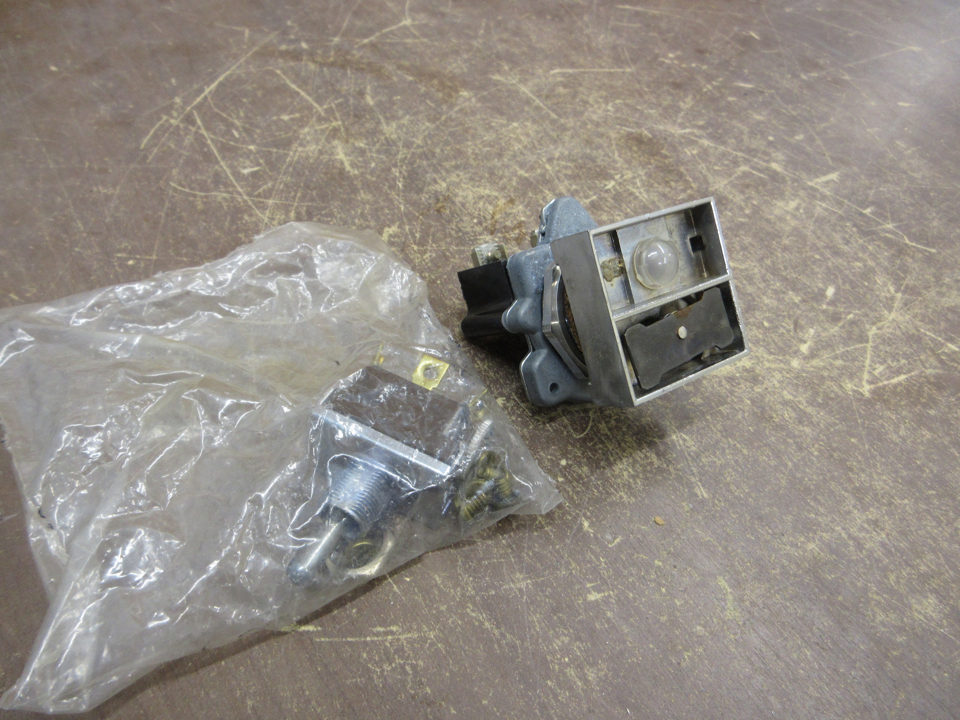 Cutler-Hammer Compact Pushbutton Operator E30DX3 18/24V w/ Indicator Light