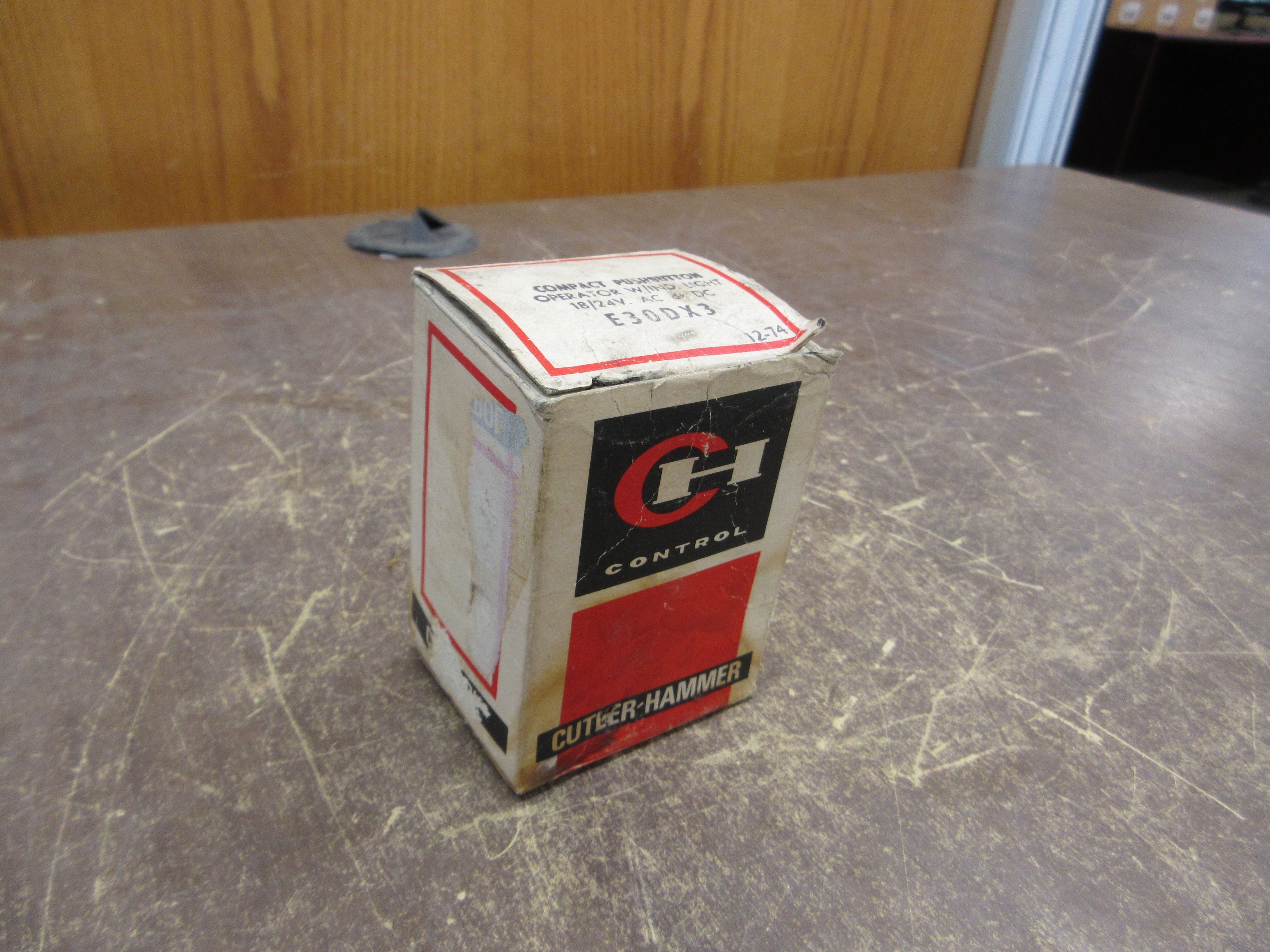 Cutler-Hammer Compact Pushbutton Operator E30DX3 18/24V w/ Indicator Light