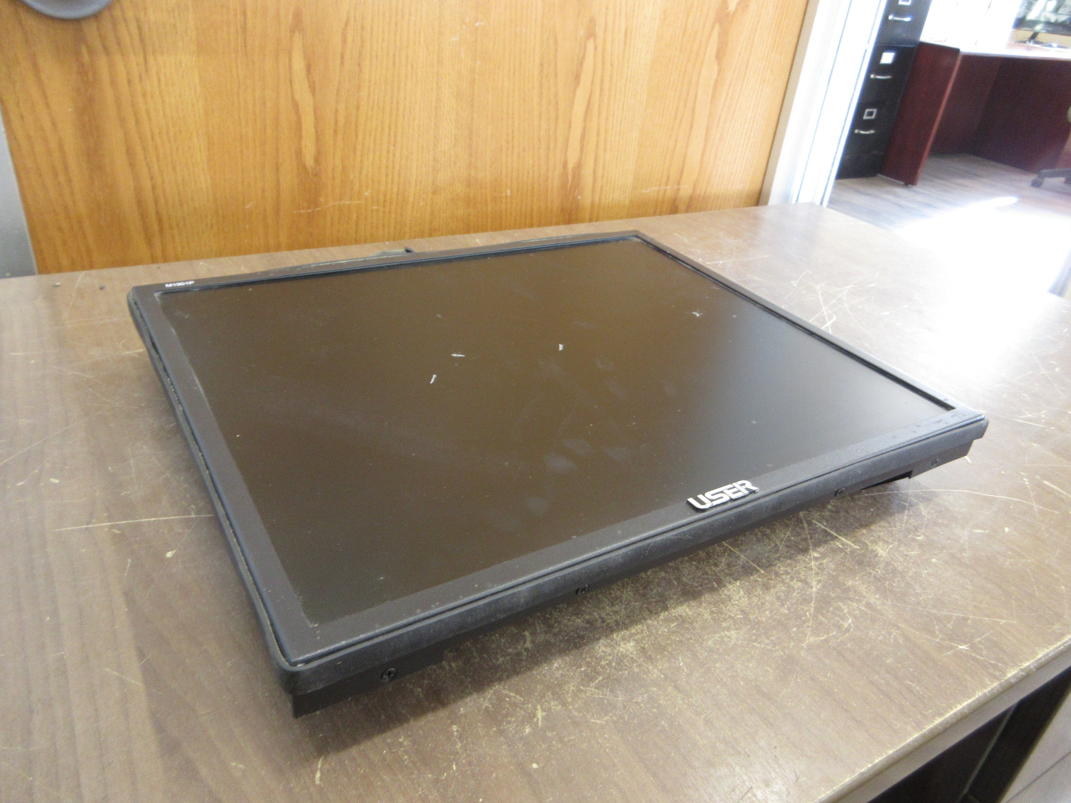 User CCTV LCD Monitor US-M1901P 19" 100-240VAC *No Power Cord* Used