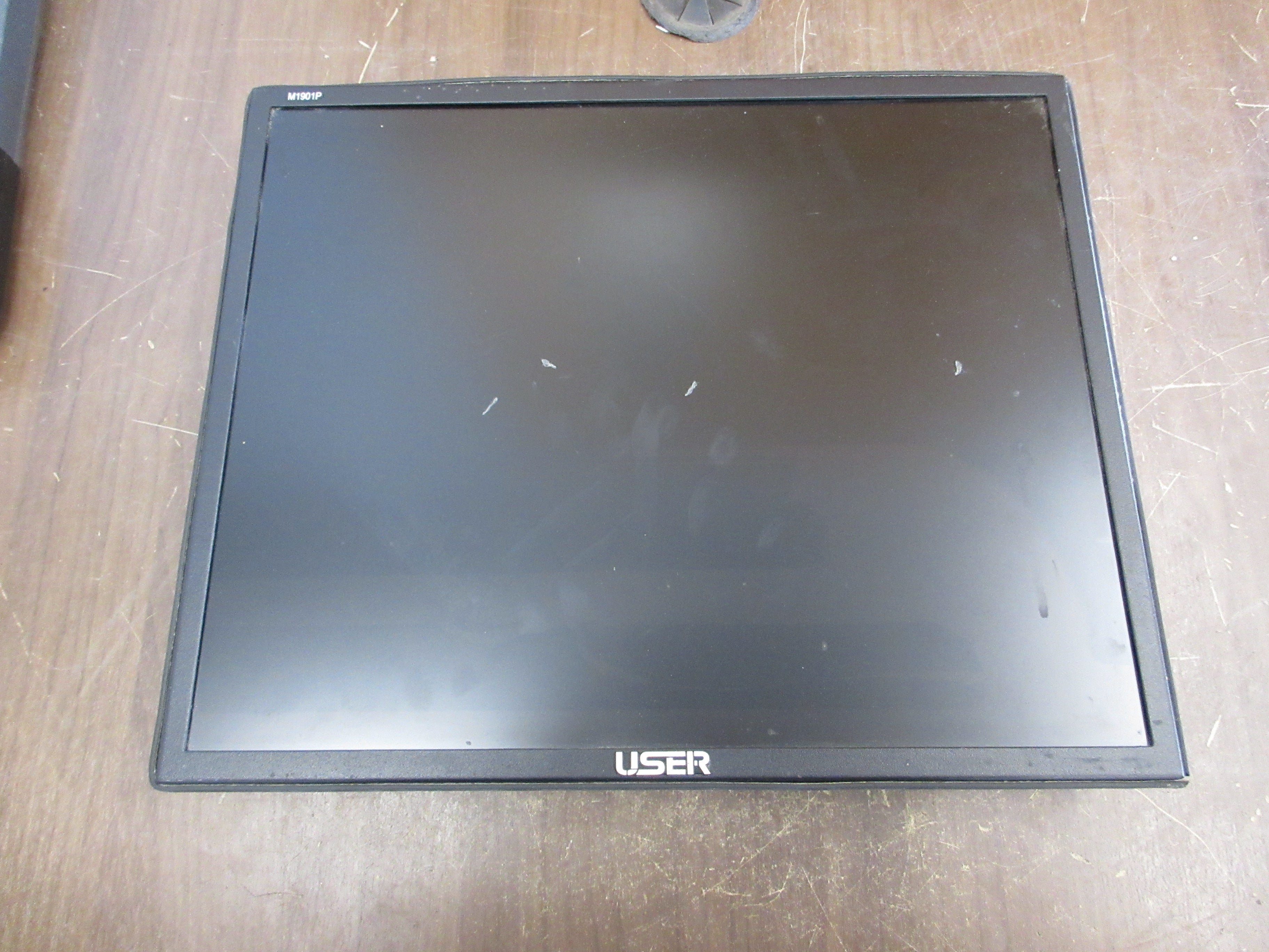 User CCTV LCD Monitor US-M1901P 19" 100-240VAC *No Power Cord* Used