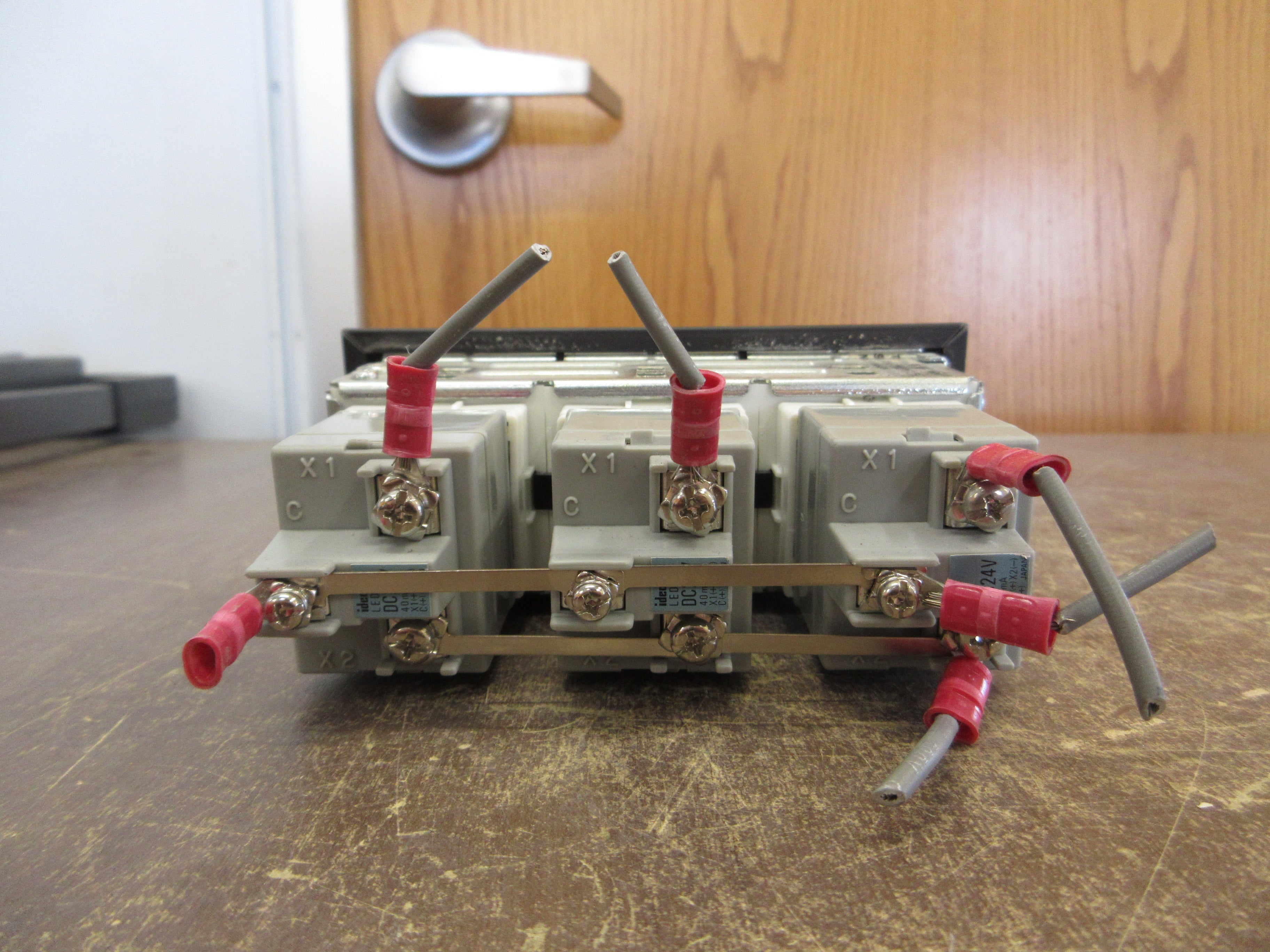 Idec Annunciator SLC40N-0103-DHT2FB Size: 3x1 Used