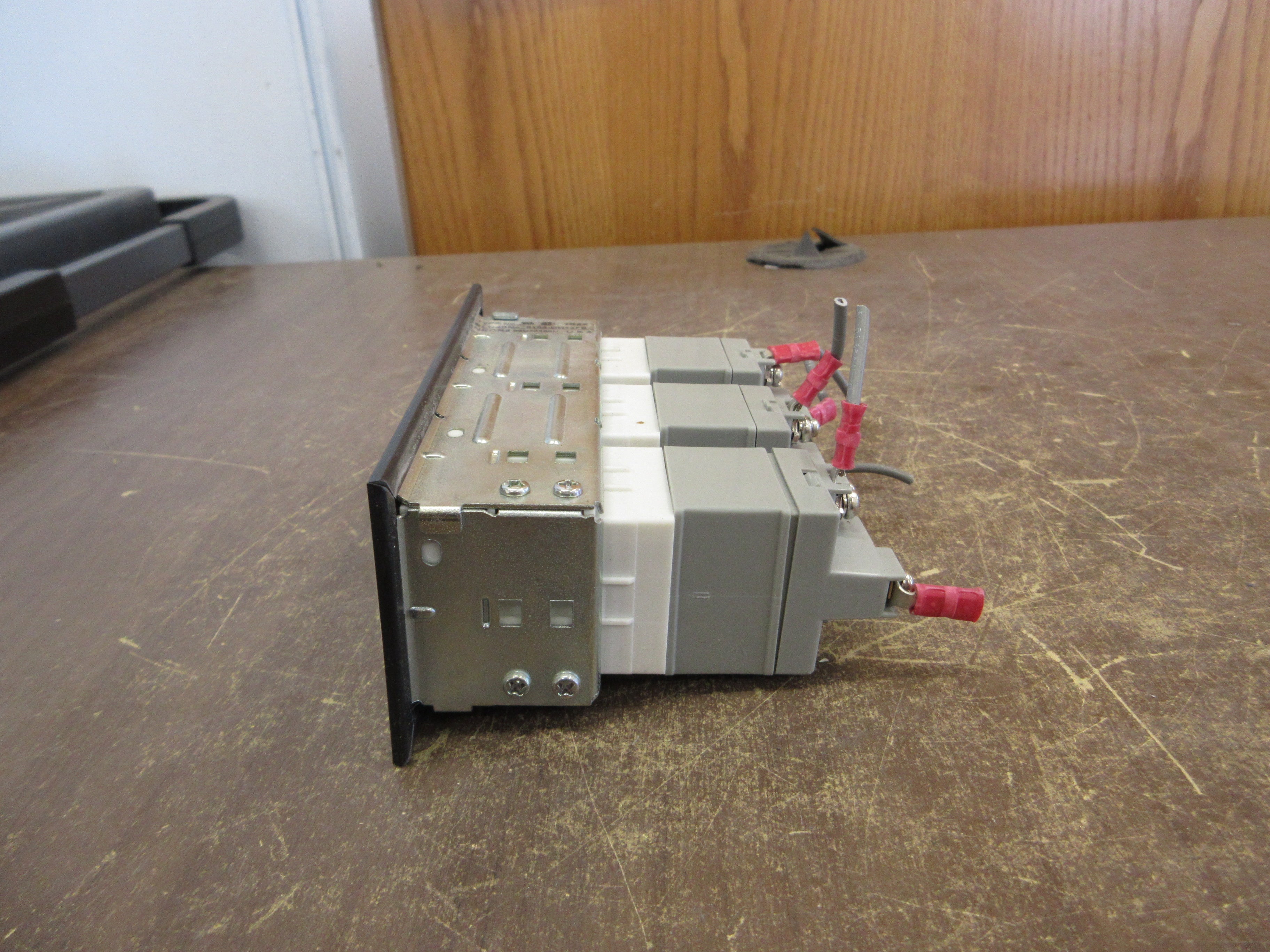 Idec Annunciator SLC40N-0103-DHT2FB Size: 3x1 Used