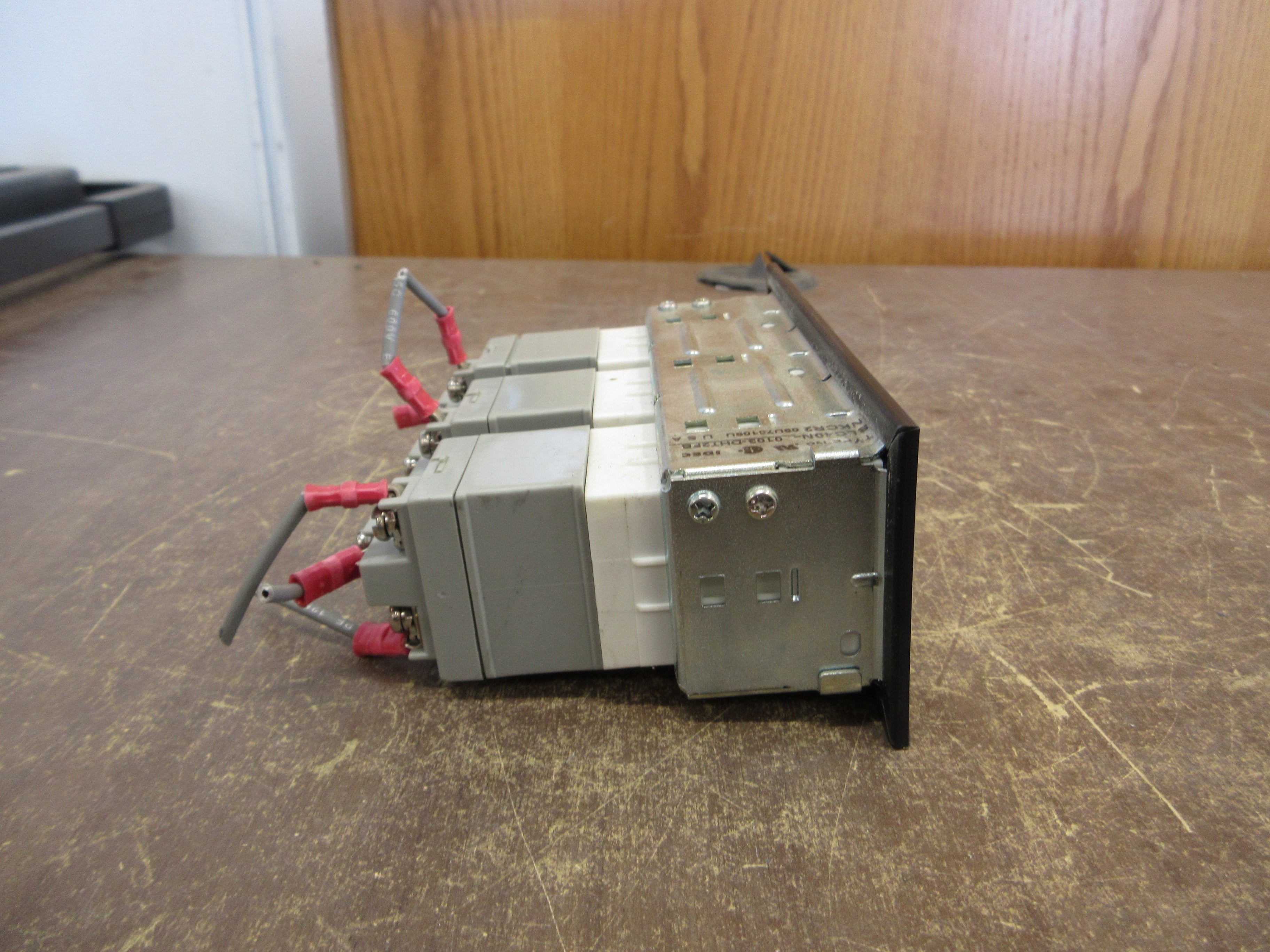 Idec Annunciator SLC40N-0103-DHT2FB Size: 3x1 Used