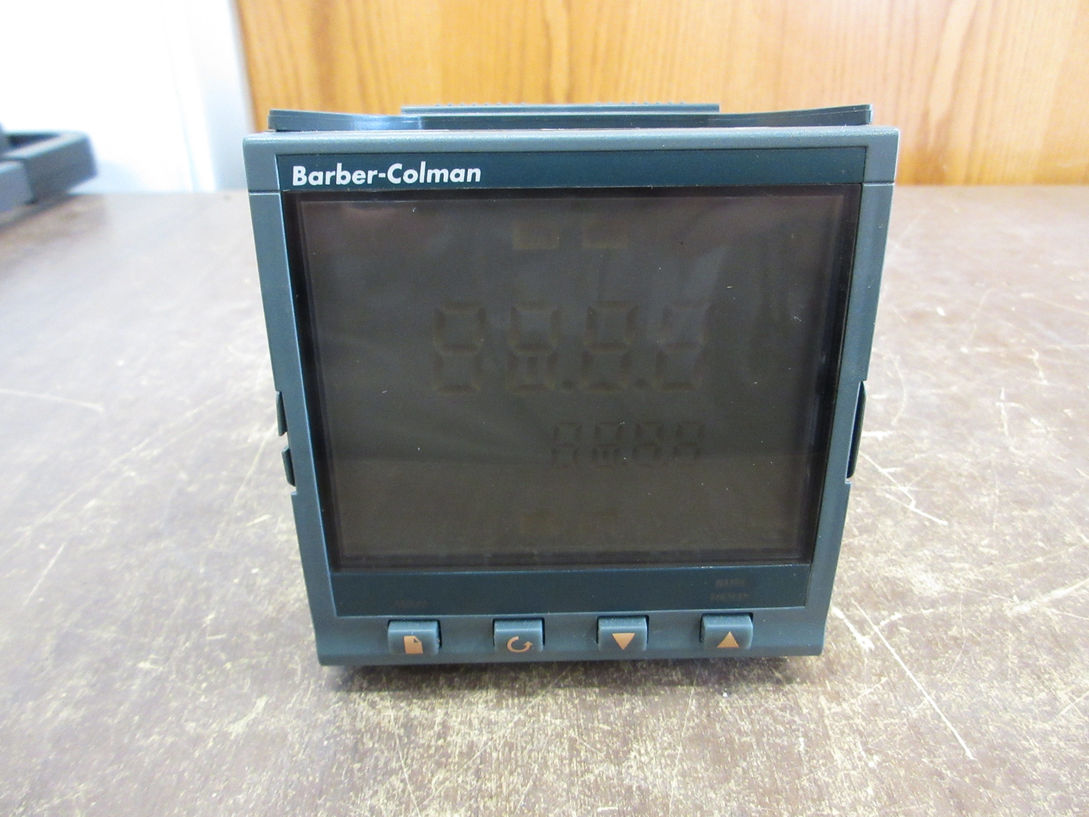 Barber-Colman Digital Temperature Controller 224C017.RHXXFHFL.X00 Used