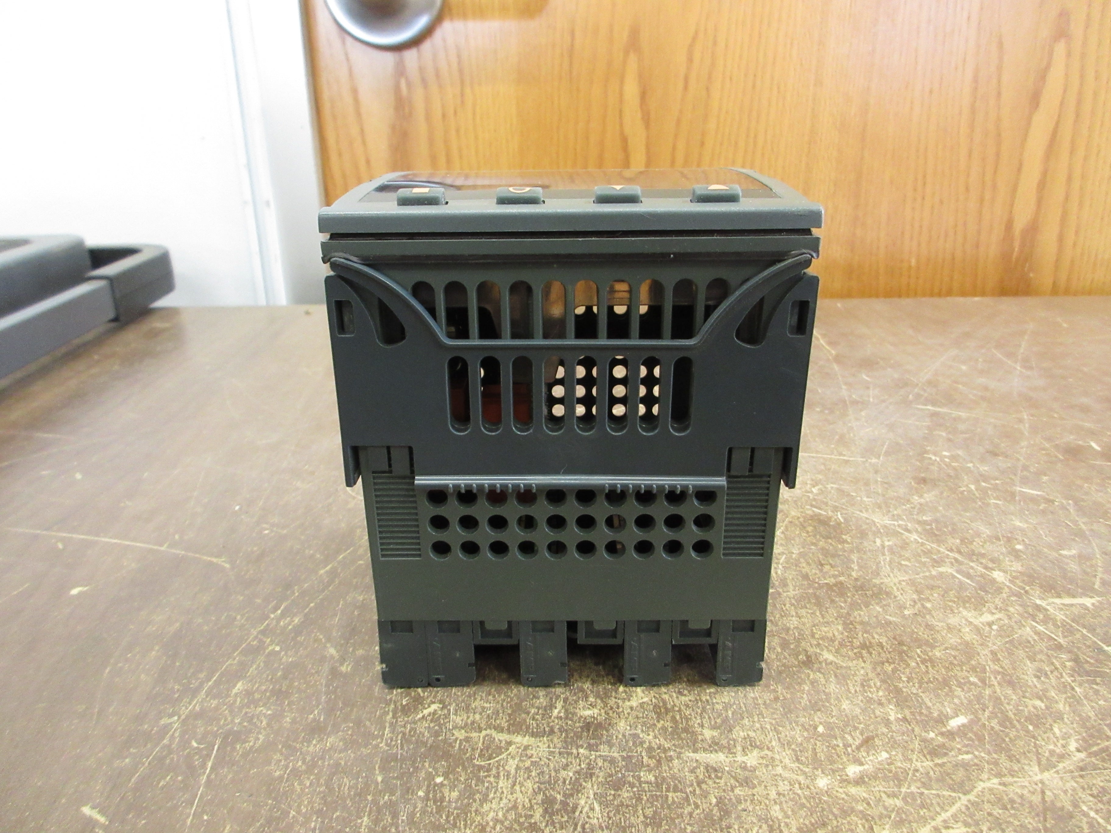 Barber-Colman Digital Temperature Controller 224C017.RHXXFHFL.X00 Used
