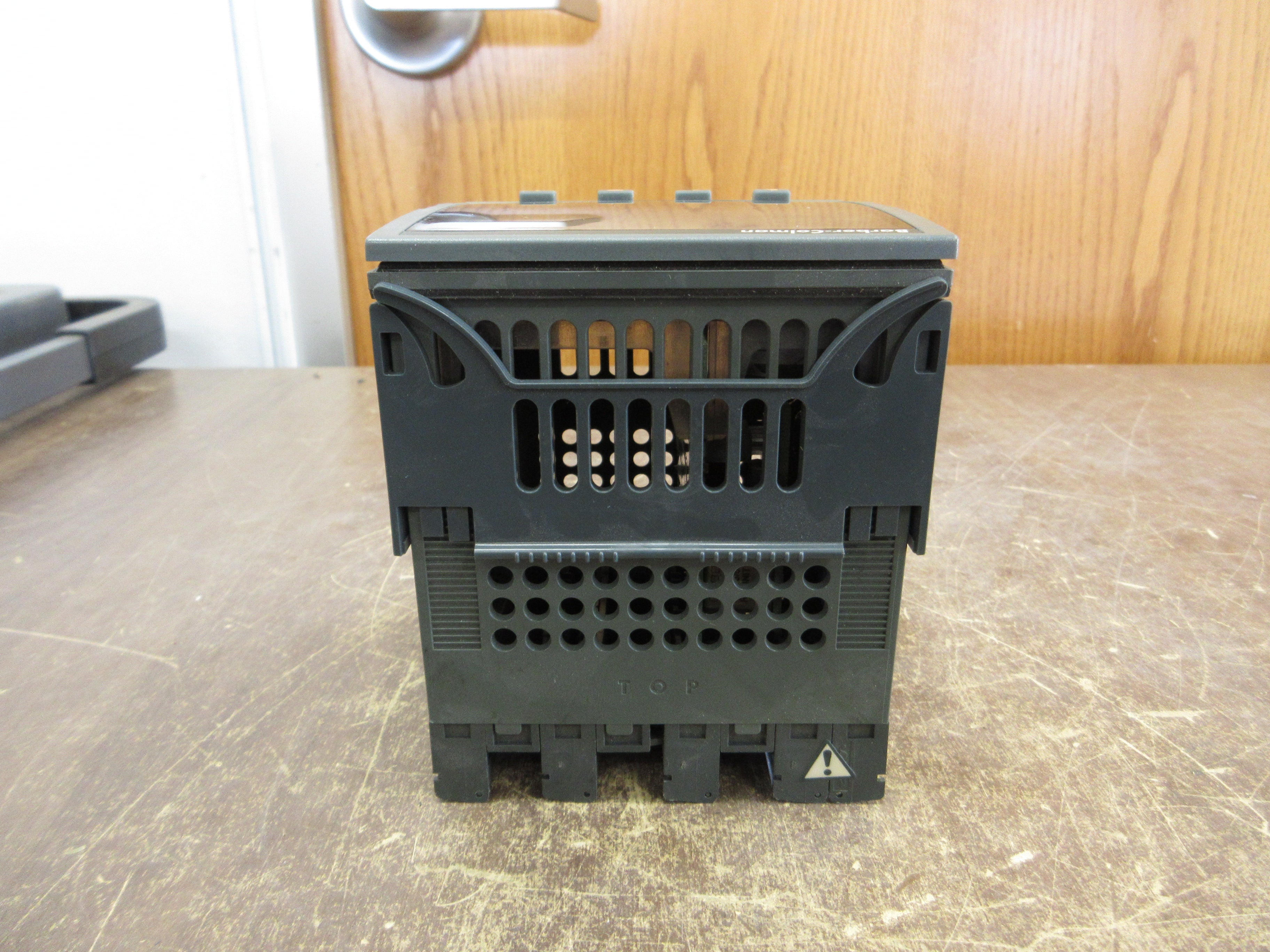 Barber-Colman Digital Temperature Controller 224C017.RHXXFHFL.X00 Used
