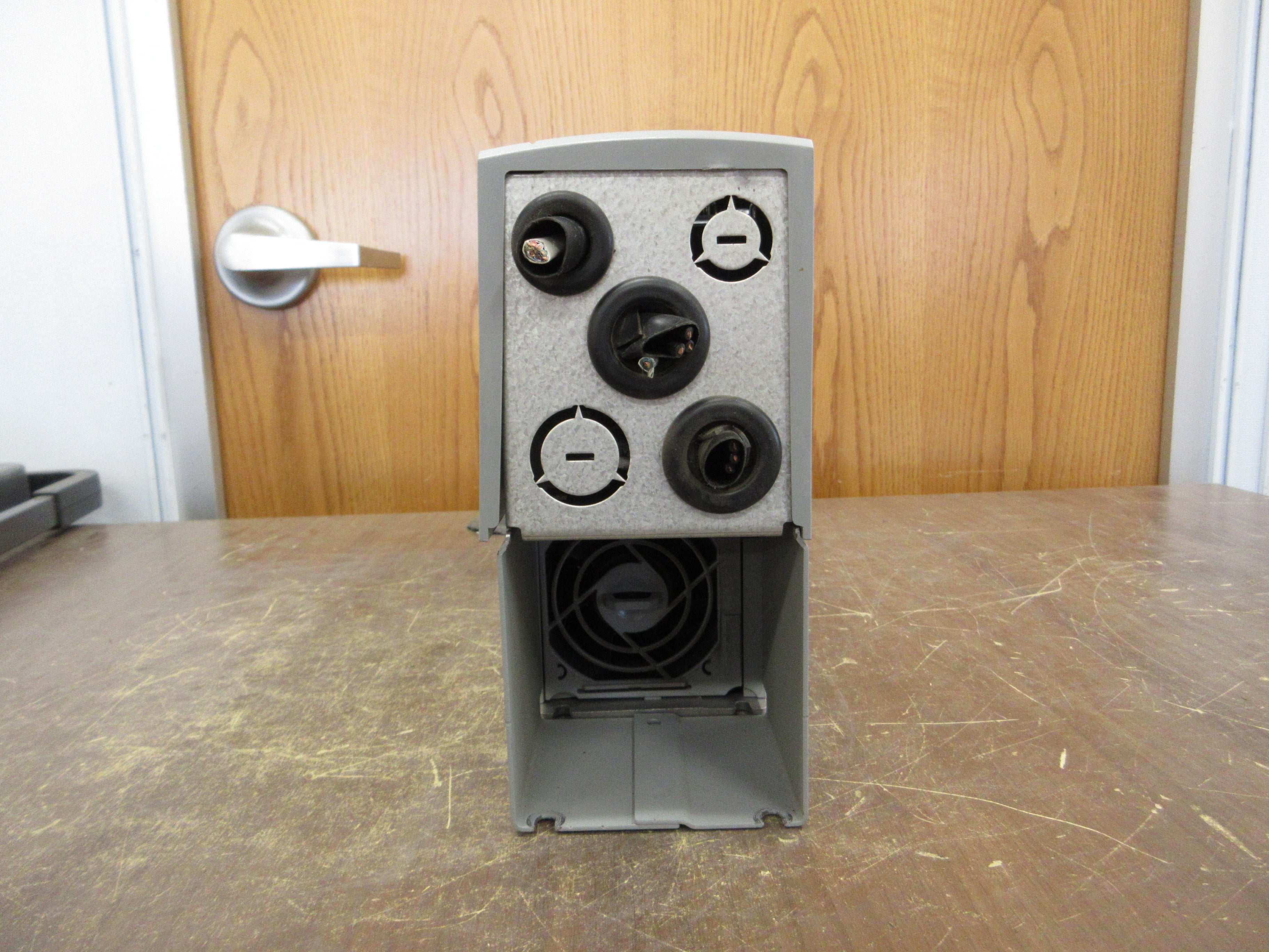 Danfoss VLT AC Drive 131F0668 5HP 3Ph w/ Keypad *Missing (1) Cover Screw* Used