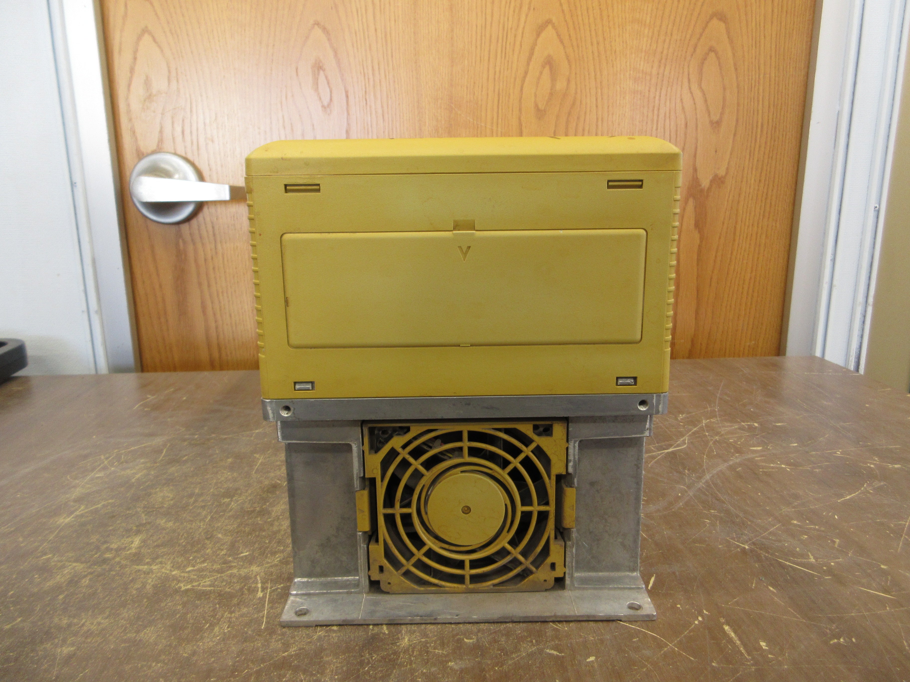 Yaskawa Z1000 AC Drive CIMR-ZU2A0046FAA Rev. A 15HP 3Ph w/ Keypad Used