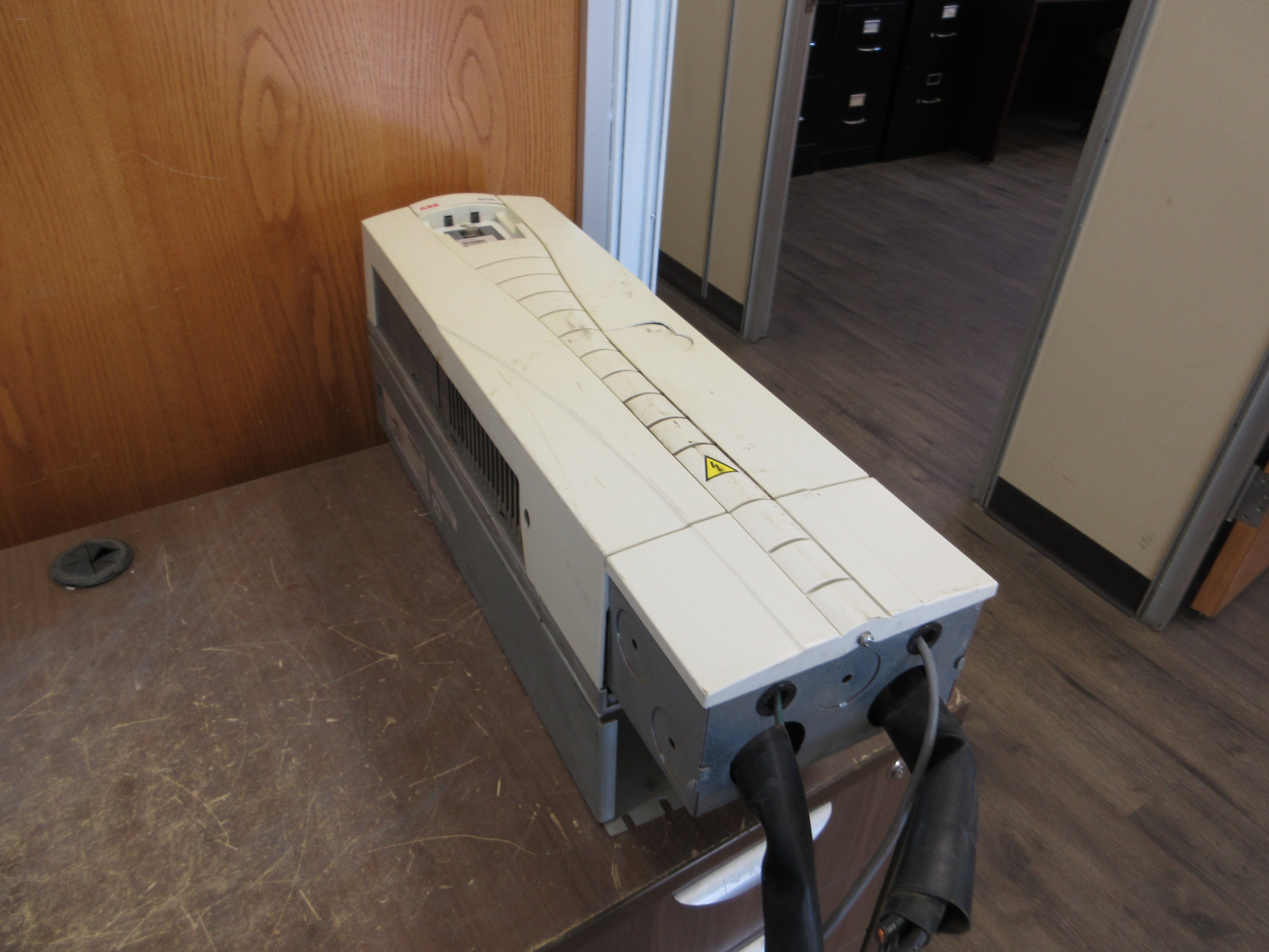 ABB ACH550 AC Drive ACH550-UH-059A-4 40HP 3Ph *Broken Cover* *No Keypad* Used