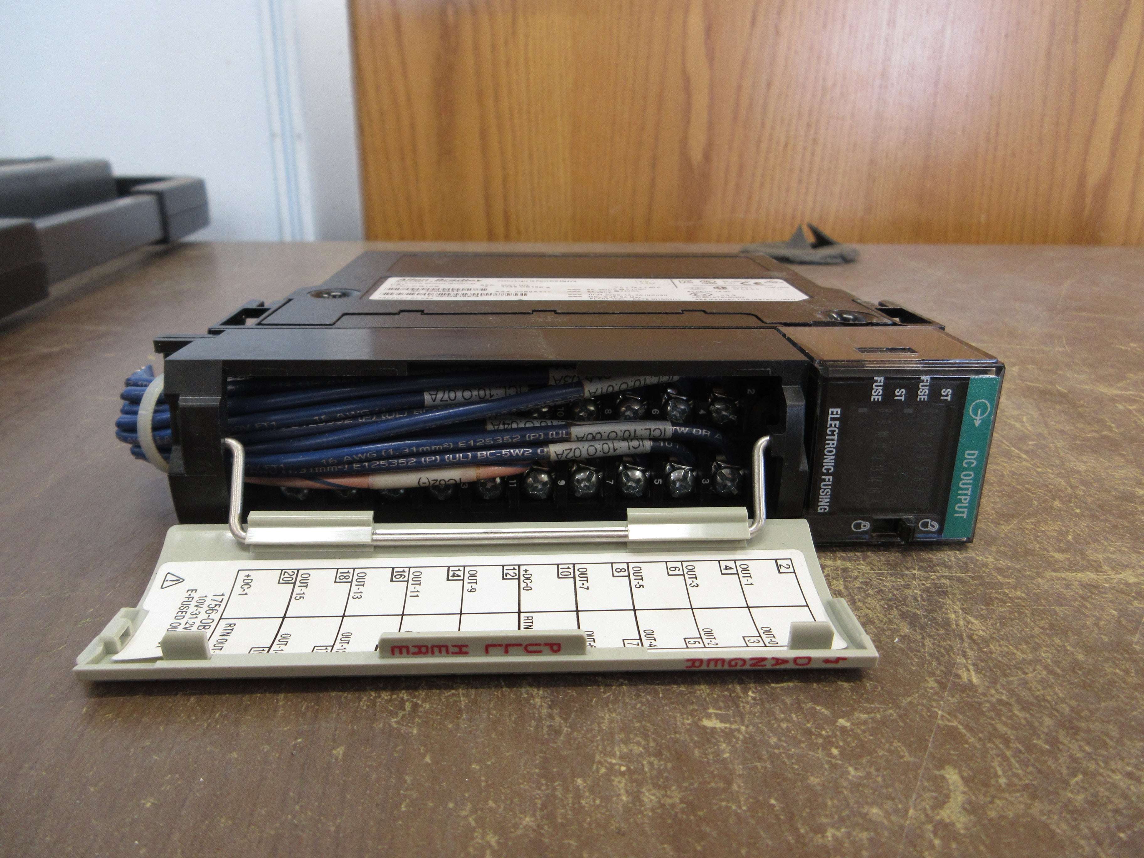 Allen-Bradley ControlLogix D/O Module 1756-OB16E Ser. A F/W: 3.004 16PT Used