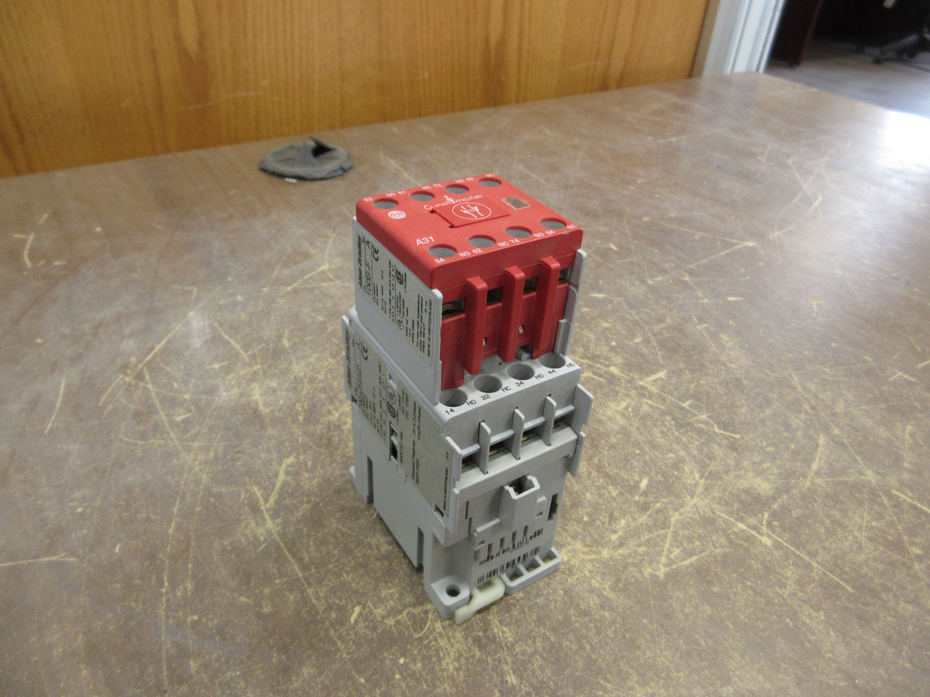 Allen-Bradley GuardMaster Safety Relay 700S-CF620DC Ser. A 120V Coil Used