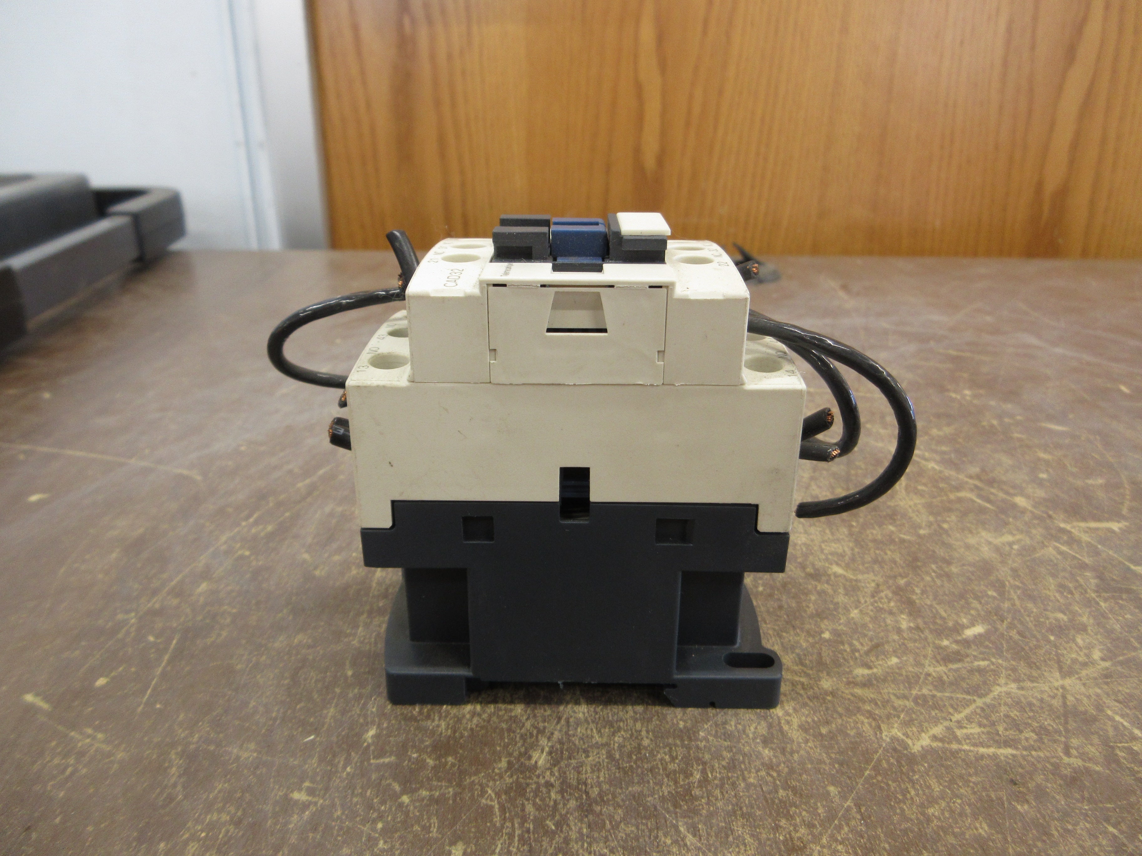 Telemecanique Contactor CAD32 208V Coil 10A 600V Used