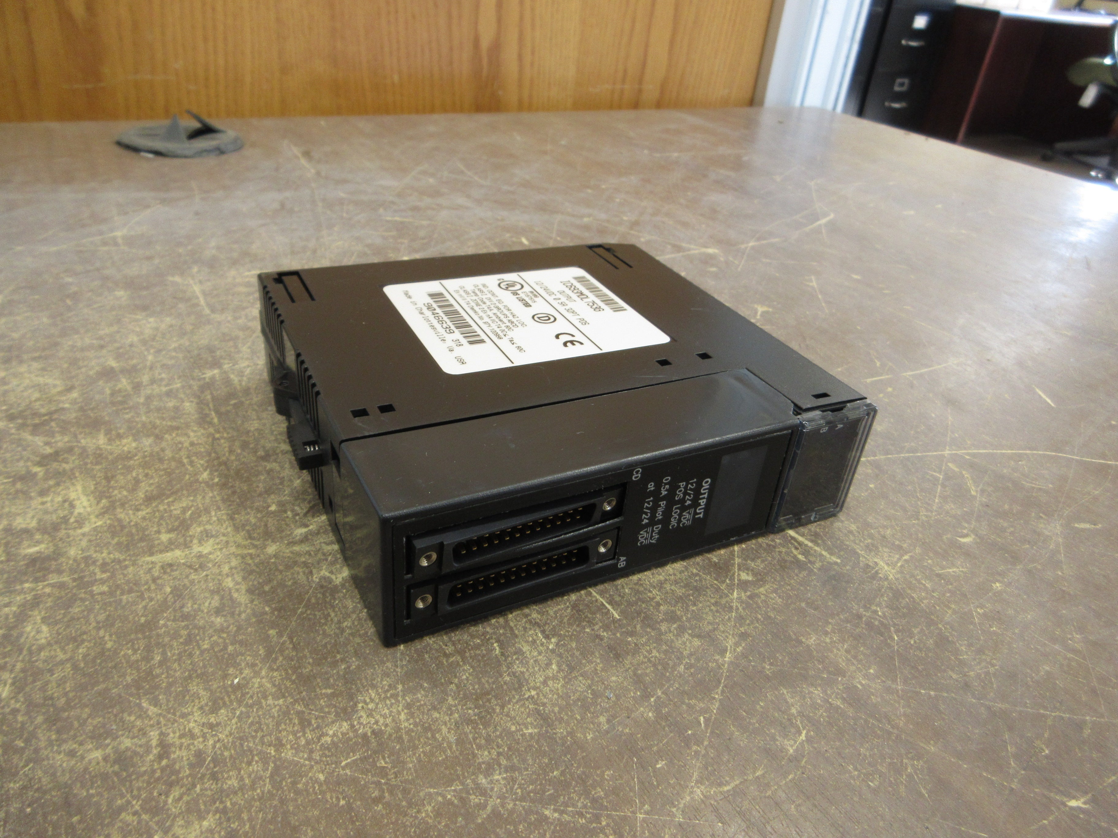 GE Fanuc Output Module IC693MDL753G 12/24VDC 0.5A 32PT *Broken Clip* Used