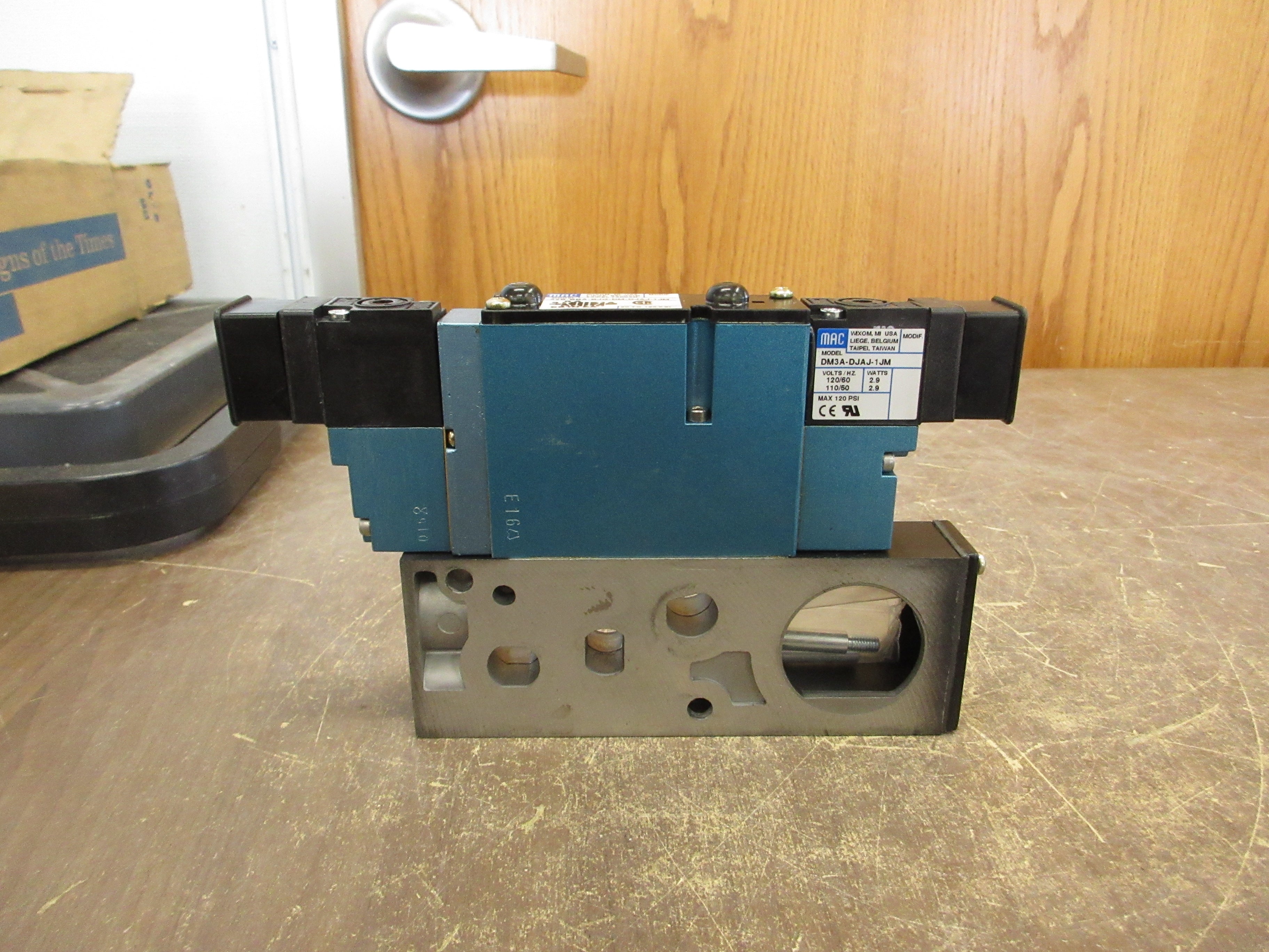 MAC Solenoid Valve 92B-BBA-BJG-DM-DJAJ-1JM New Surplus