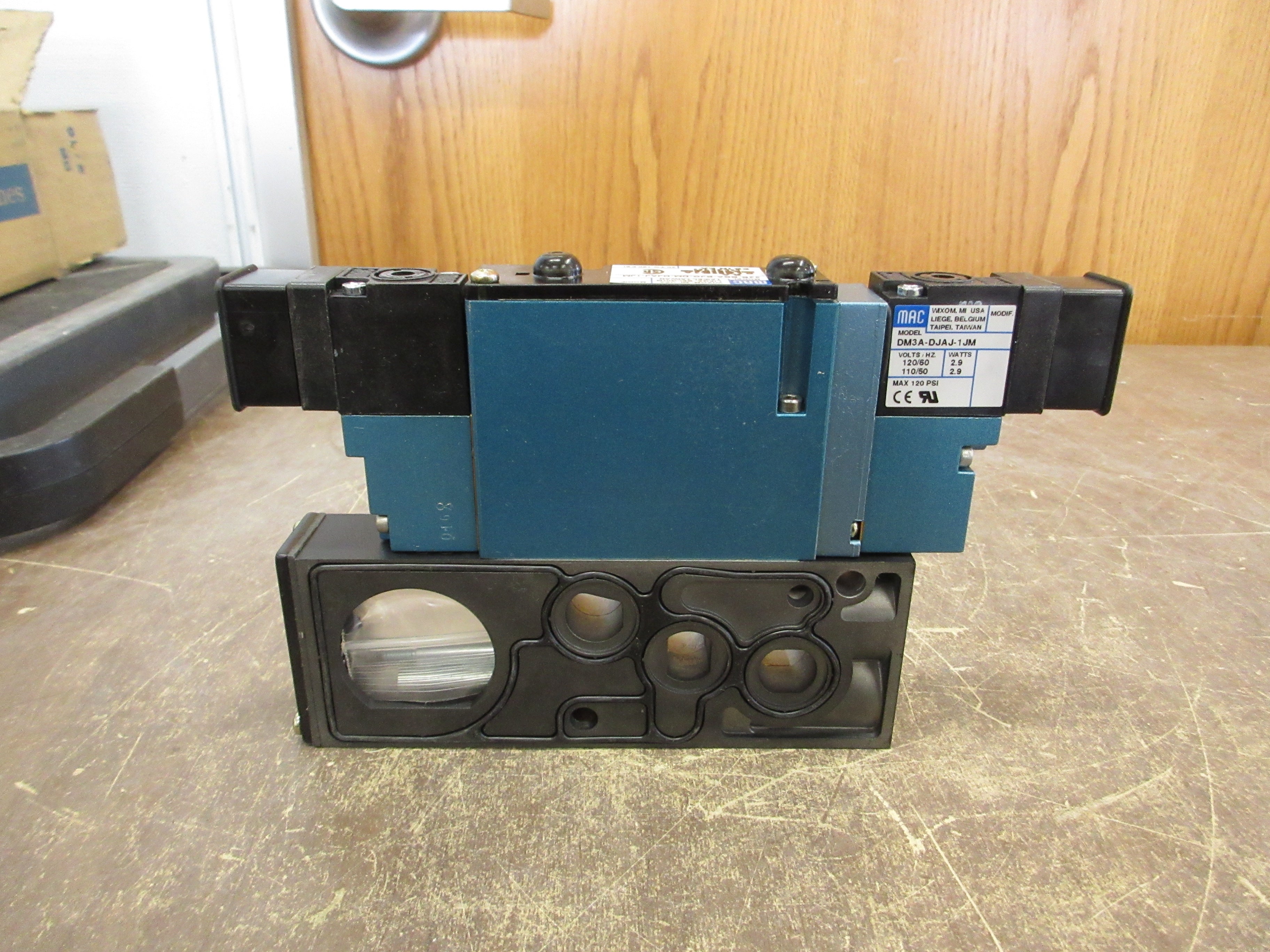 MAC Solenoid Valve 92B-BBA-BJG-DM-DJAJ-1JM New Surplus