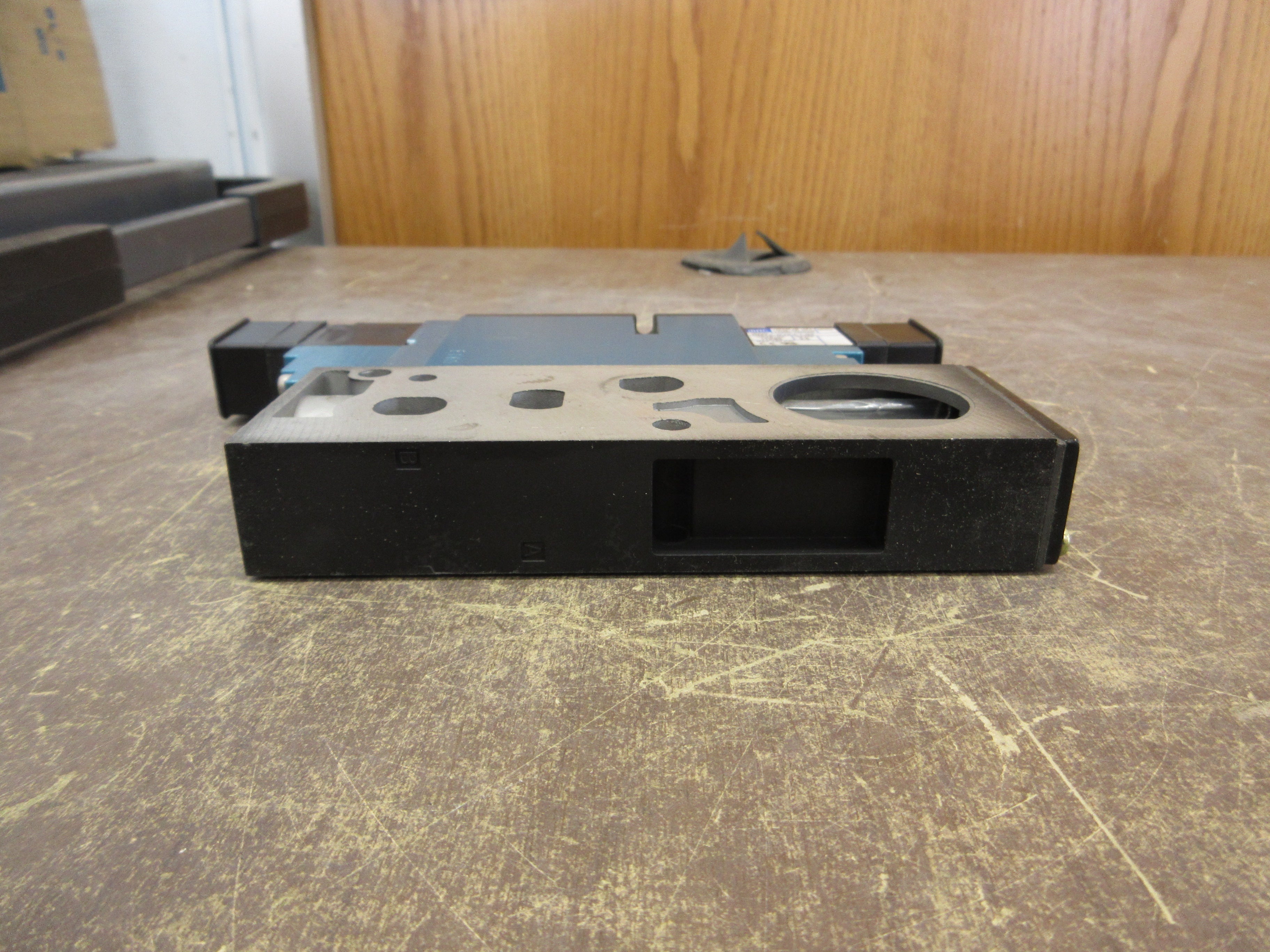 MAC Solenoid Valve 92B-BBA-BJG-DM-DJAJ-1JM New Surplus