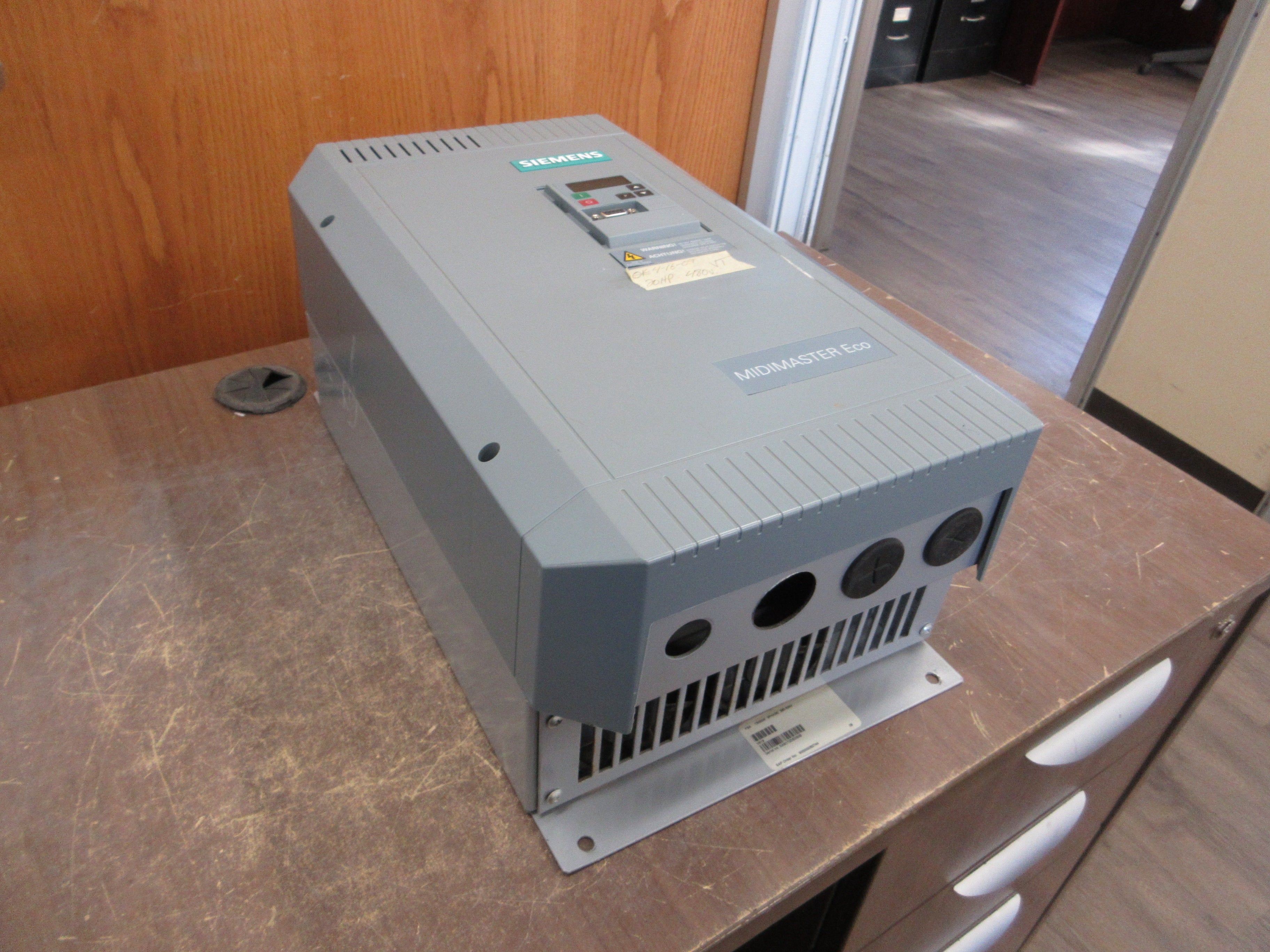 Siemens Midimaster Eco AC Drive 6SE9523-0DG40 20HP w/ Keypad Used