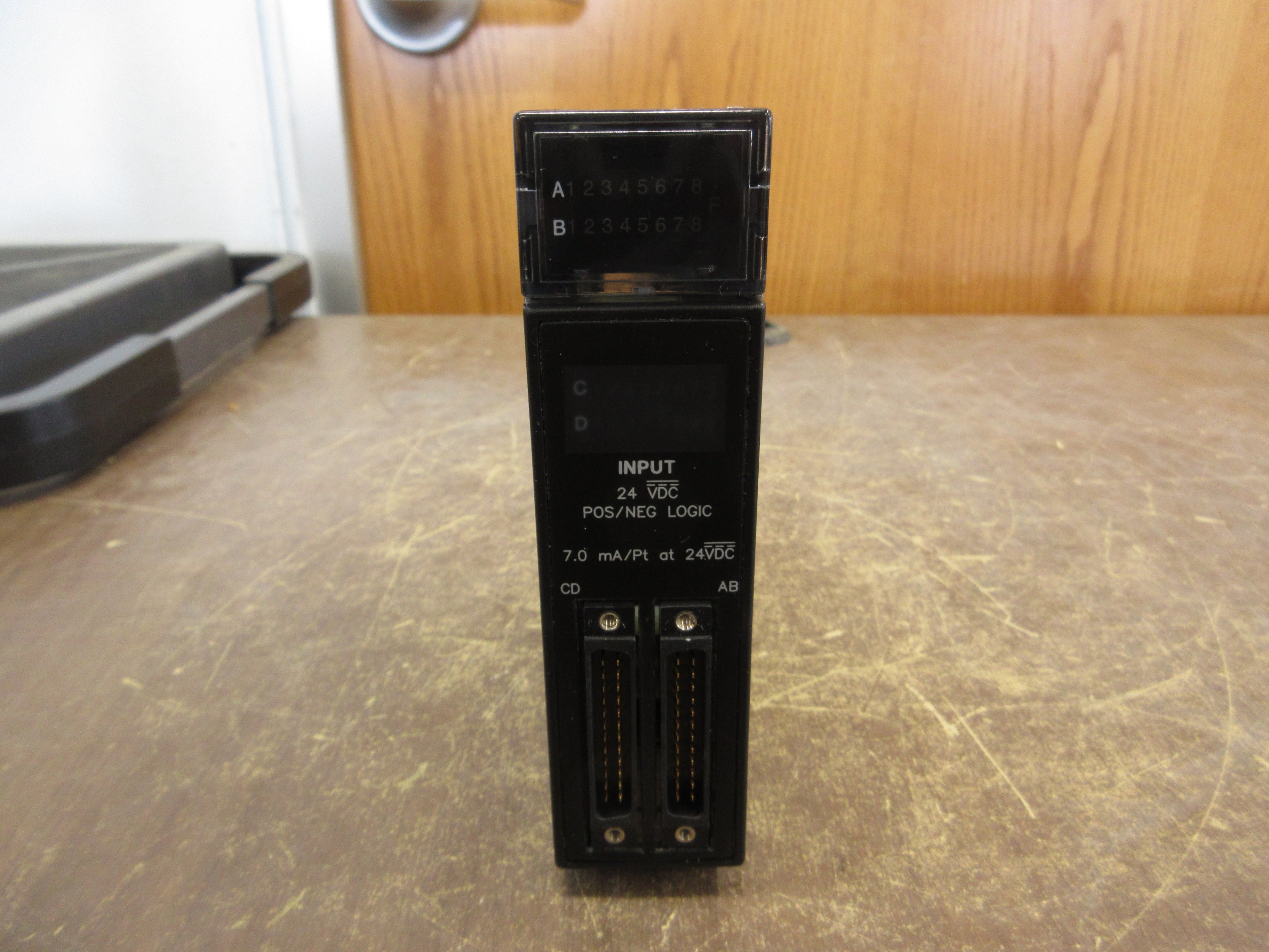 GE Fanuc Input Module IC693MDL655G 24VDC 32PT *Chipped Case* Used