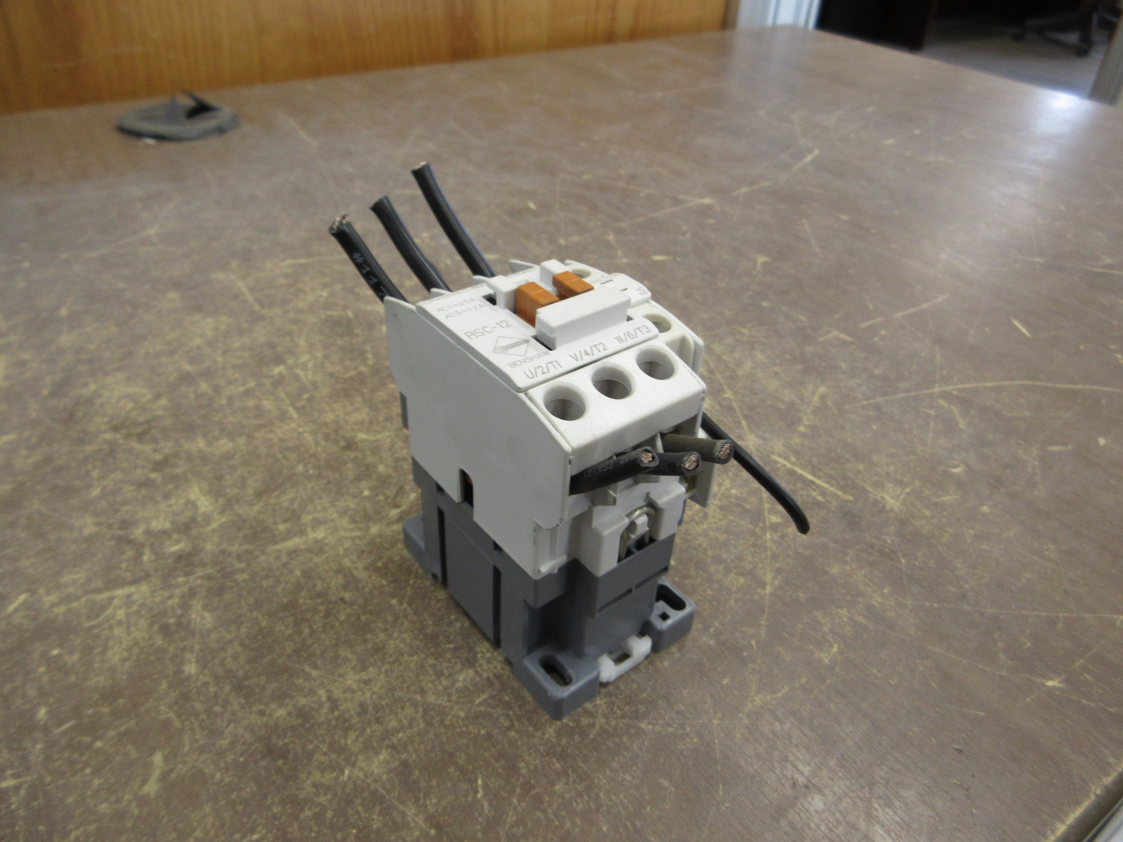 Benshaw Contactor RSC-12 120V Coil 12A *Cracked* *Missing (1) Terminal Cover*