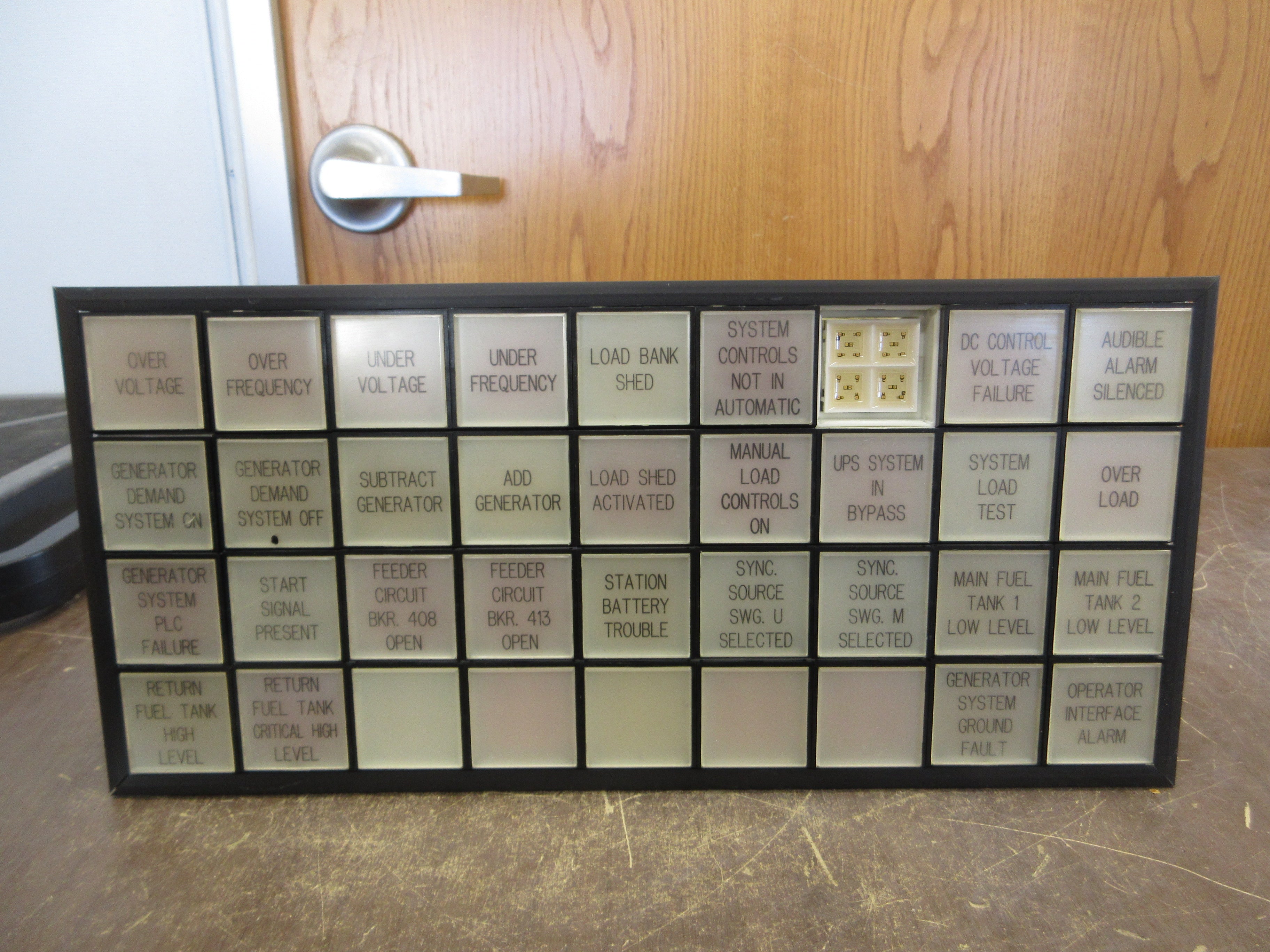 Idec Annunciator SLC40N-0409-DHT2FB Size: 4x9 *Missing (1) Panel* Used