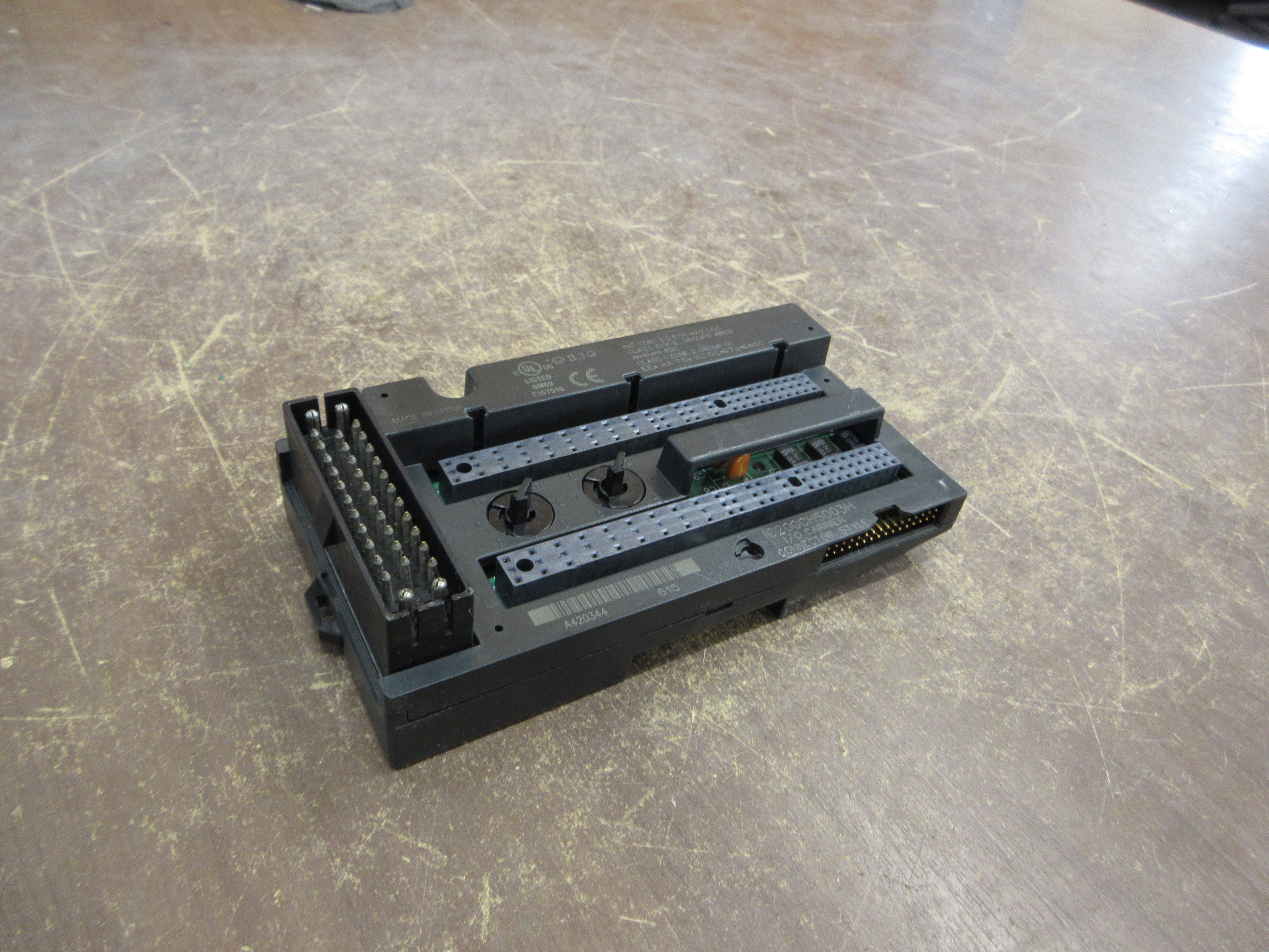 GE VersaMax I/O Carrier IC200CHS003H Connector Style *Chipped Connector Plastic*