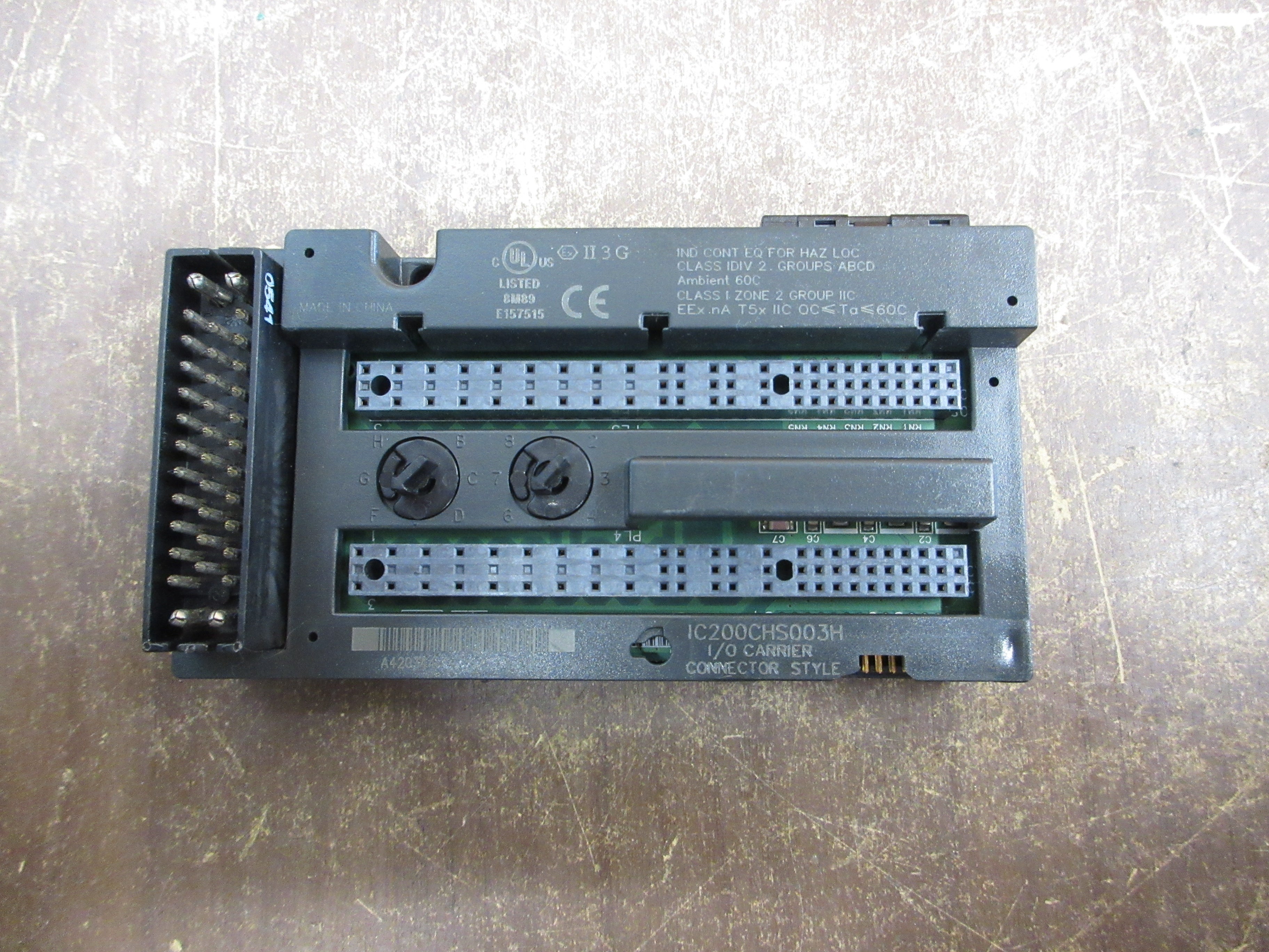GE VersaMax I/O Carrier IC200CHS003H Connector Style *Chipped Connector Plastic*