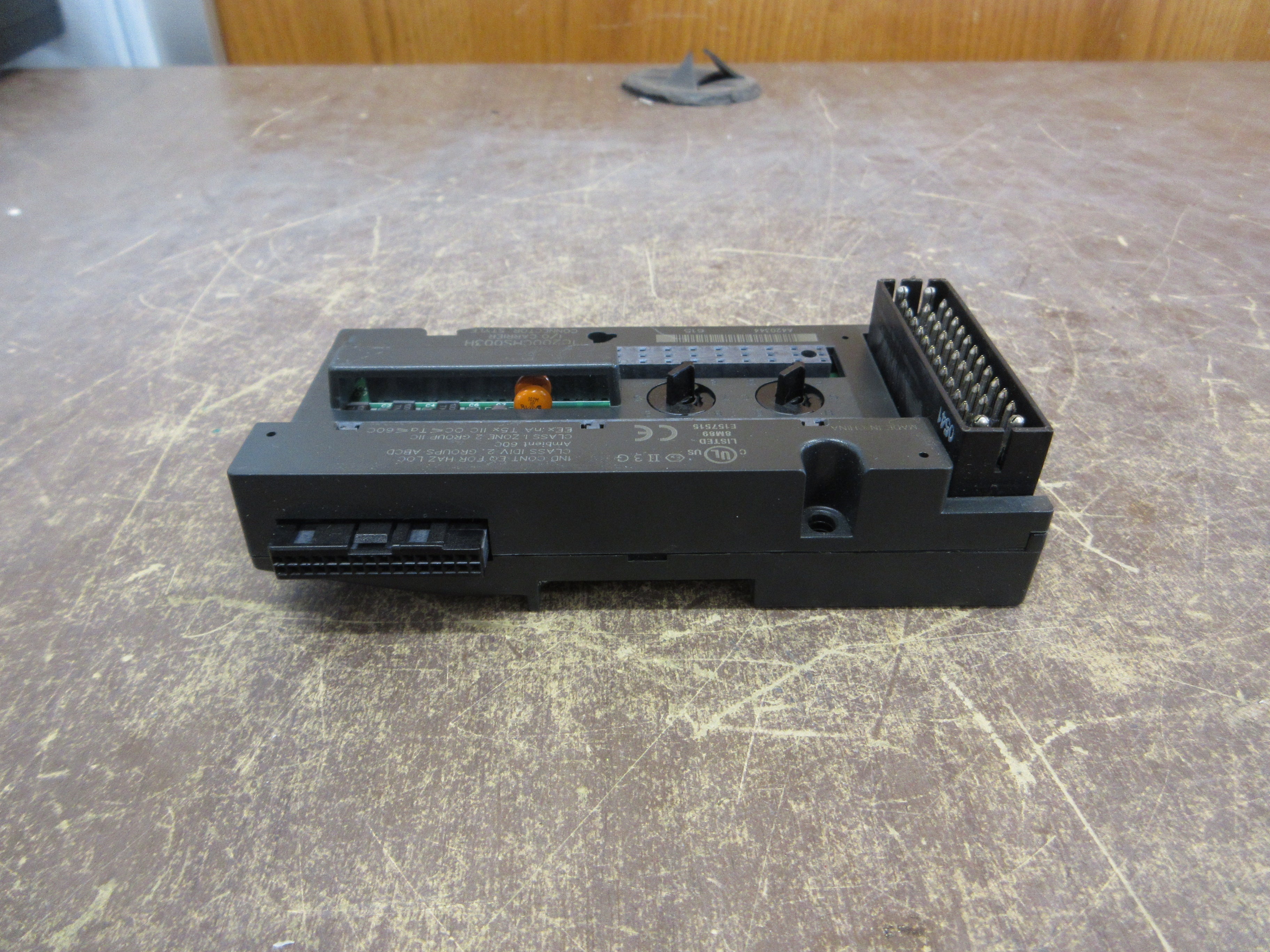 GE VersaMax I/O Carrier IC200CHS003H Connector Style *Chipped Connector Plastic*