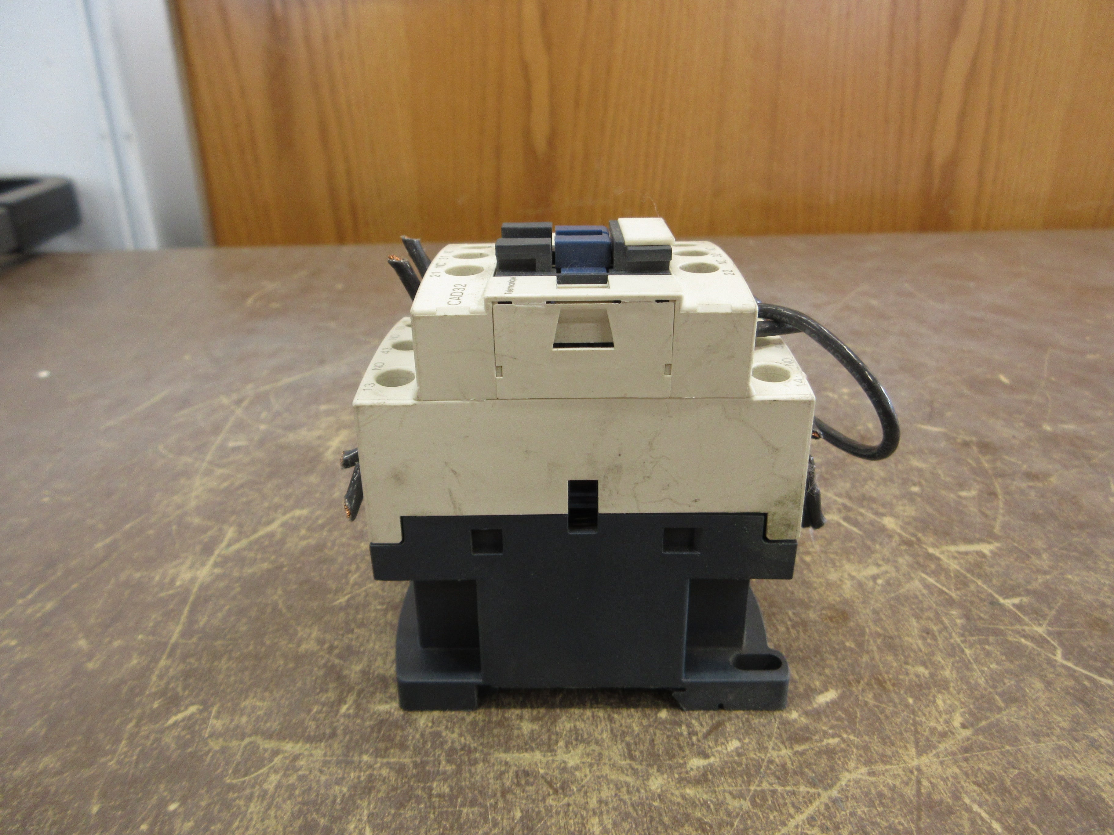 Telemecanique Contactor CAD32 480V Coil 10A 600V Used