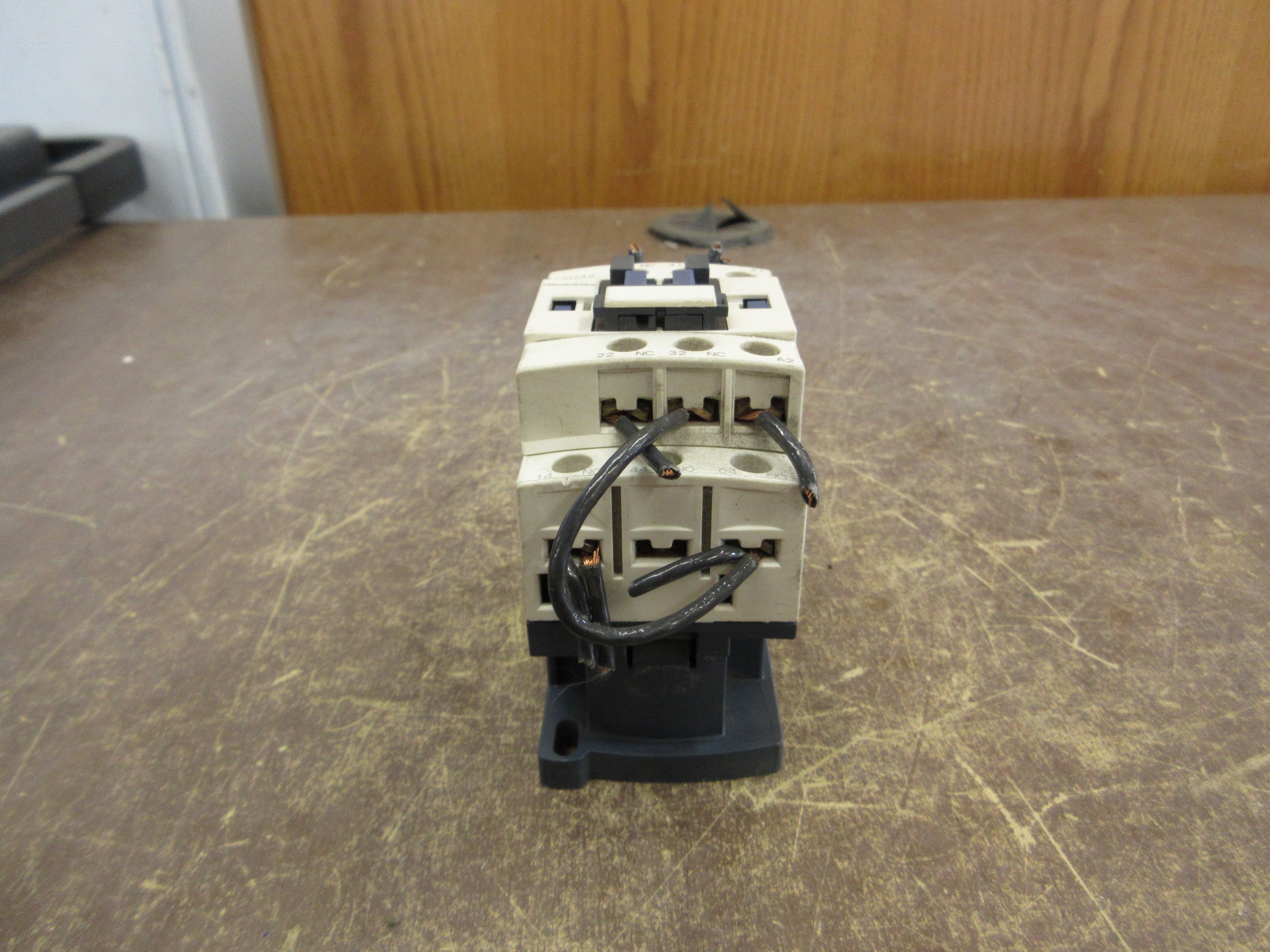 Telemecanique Contactor CAD32 480V Coil 10A 600V Used