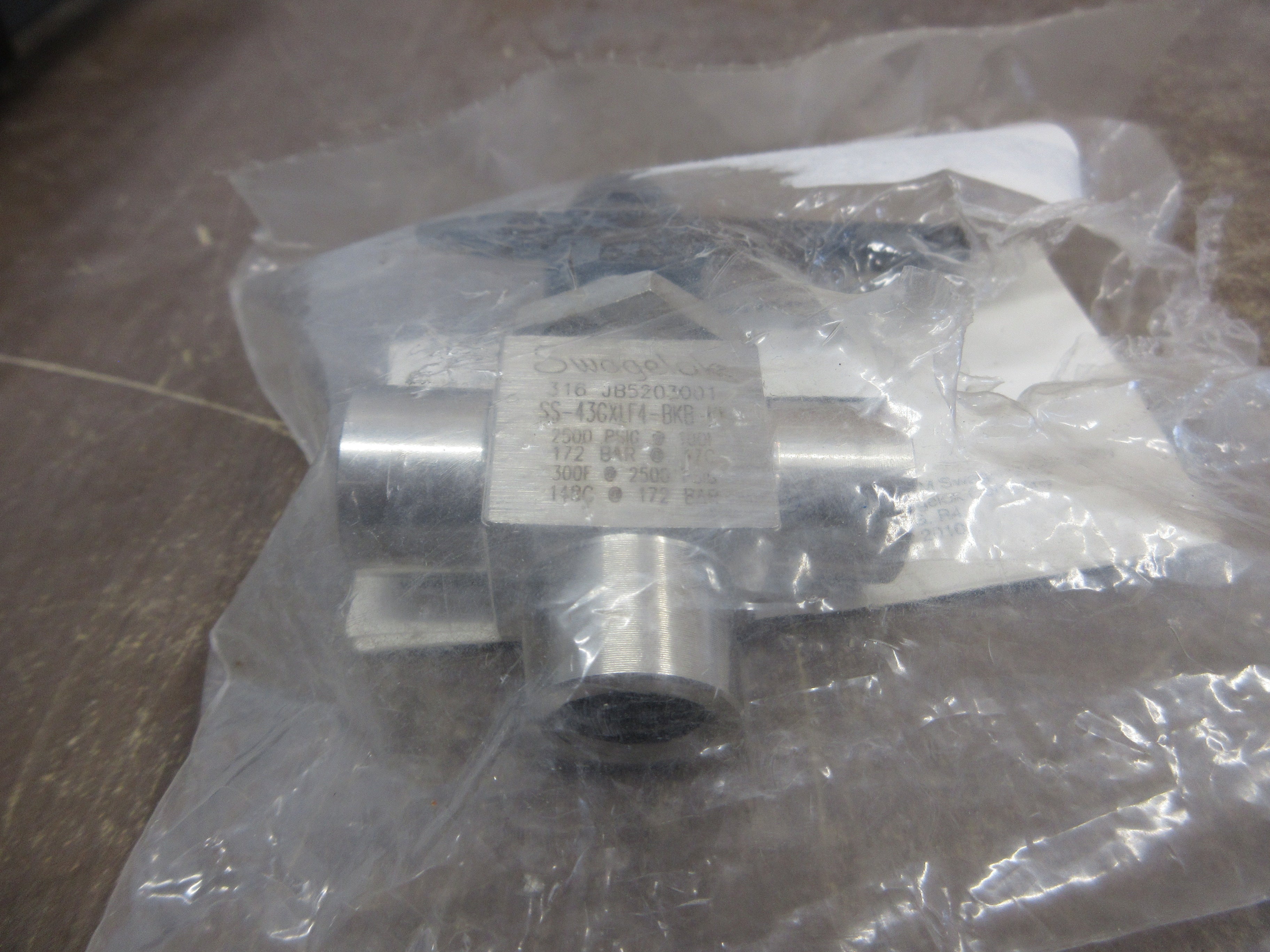 Swagelok Stainless Steel 3-Way Ball Valve SS-43GXLF4-BKB-KL 2500 PSIG *No Box*