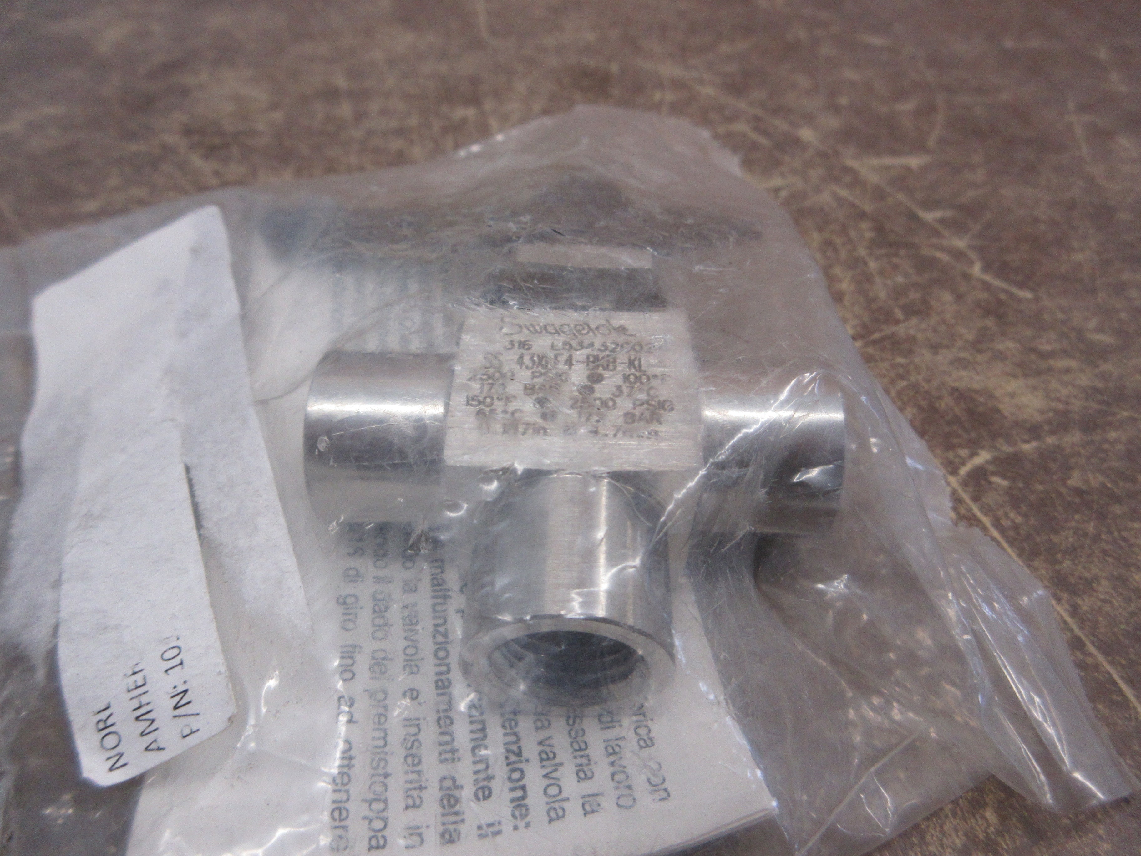 Swagelok Stainless Steel 3-Way Ball Valve SS-43XLF4-BKB-KL 2500 PSIG *No Box*