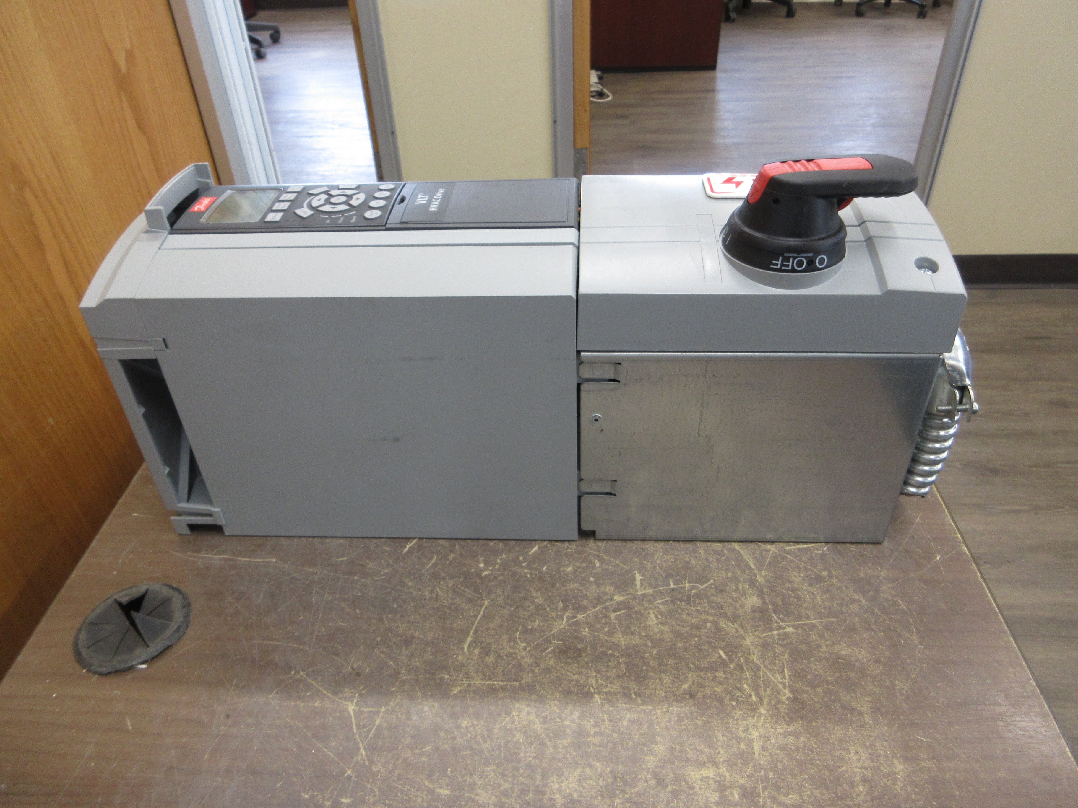 Danfoss VLT AC Drive 131F0795 1.5HP 3Ph w/ Disconnect w/ Keypad Used