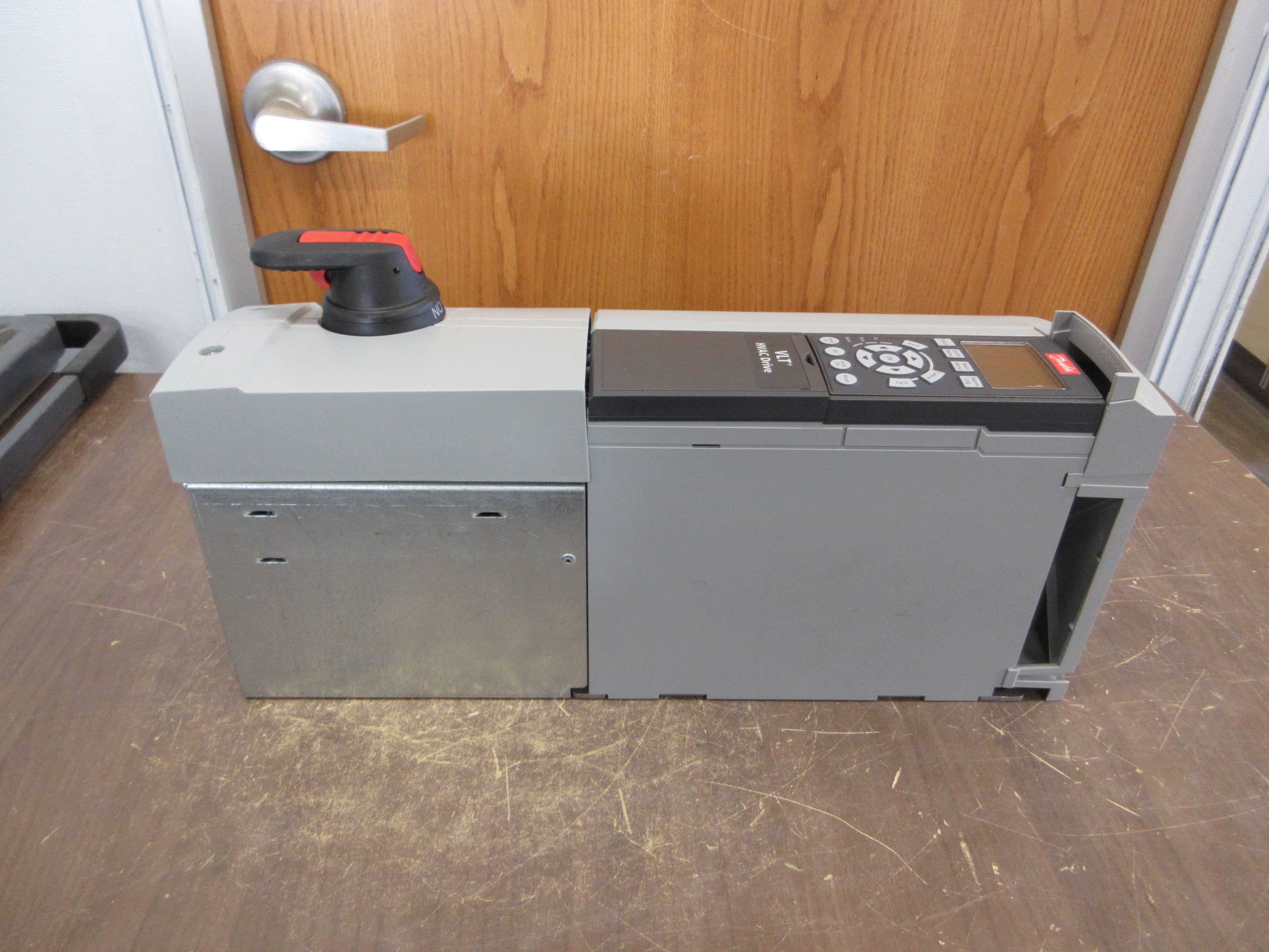 Danfoss VLT AC Drive 131F0798 5HP 3Ph w/ Disconnect w/ Keypad Used