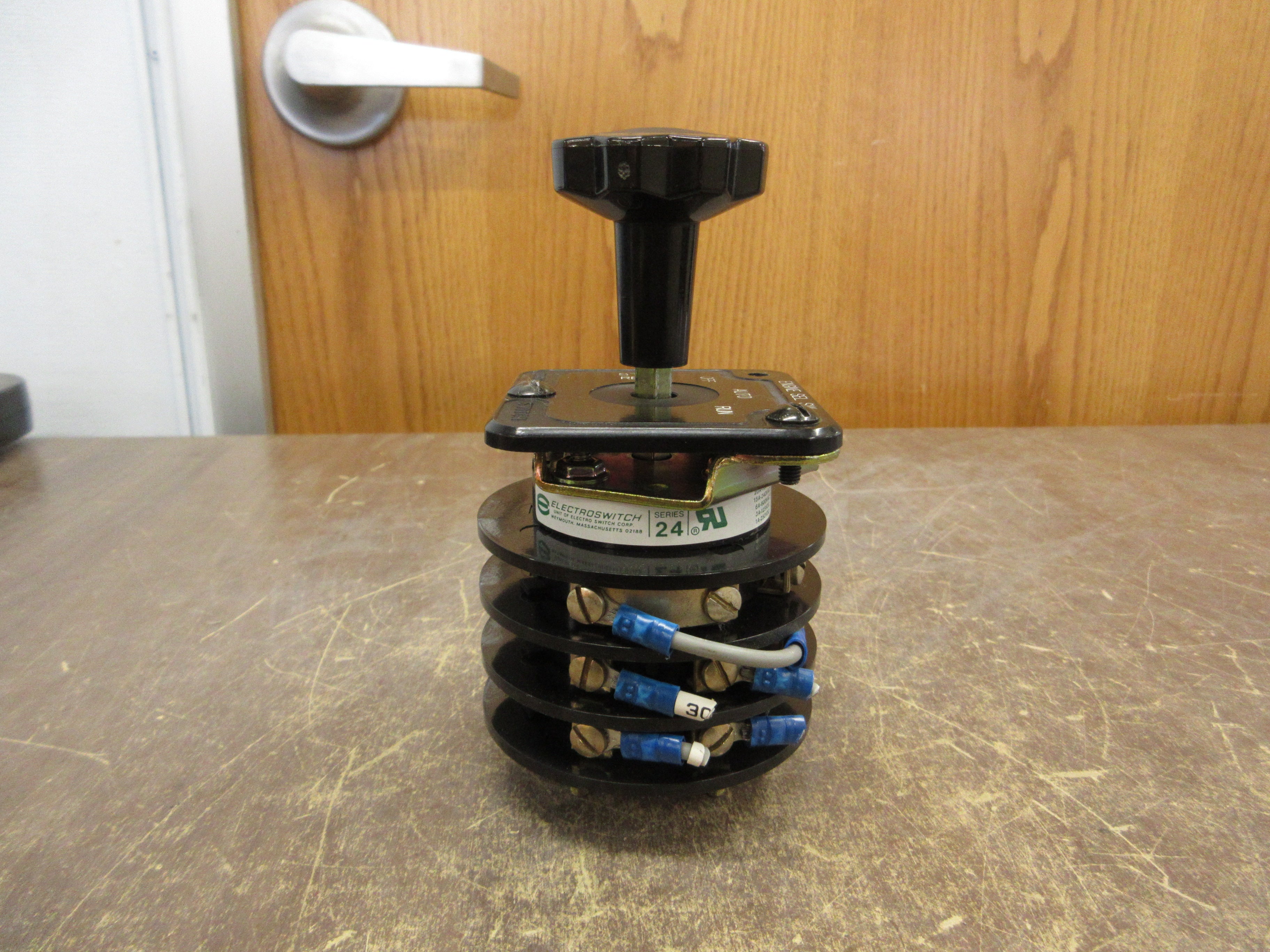 Electroswitch Series 24 Engine Selector Rotary Switch 24903LG Used