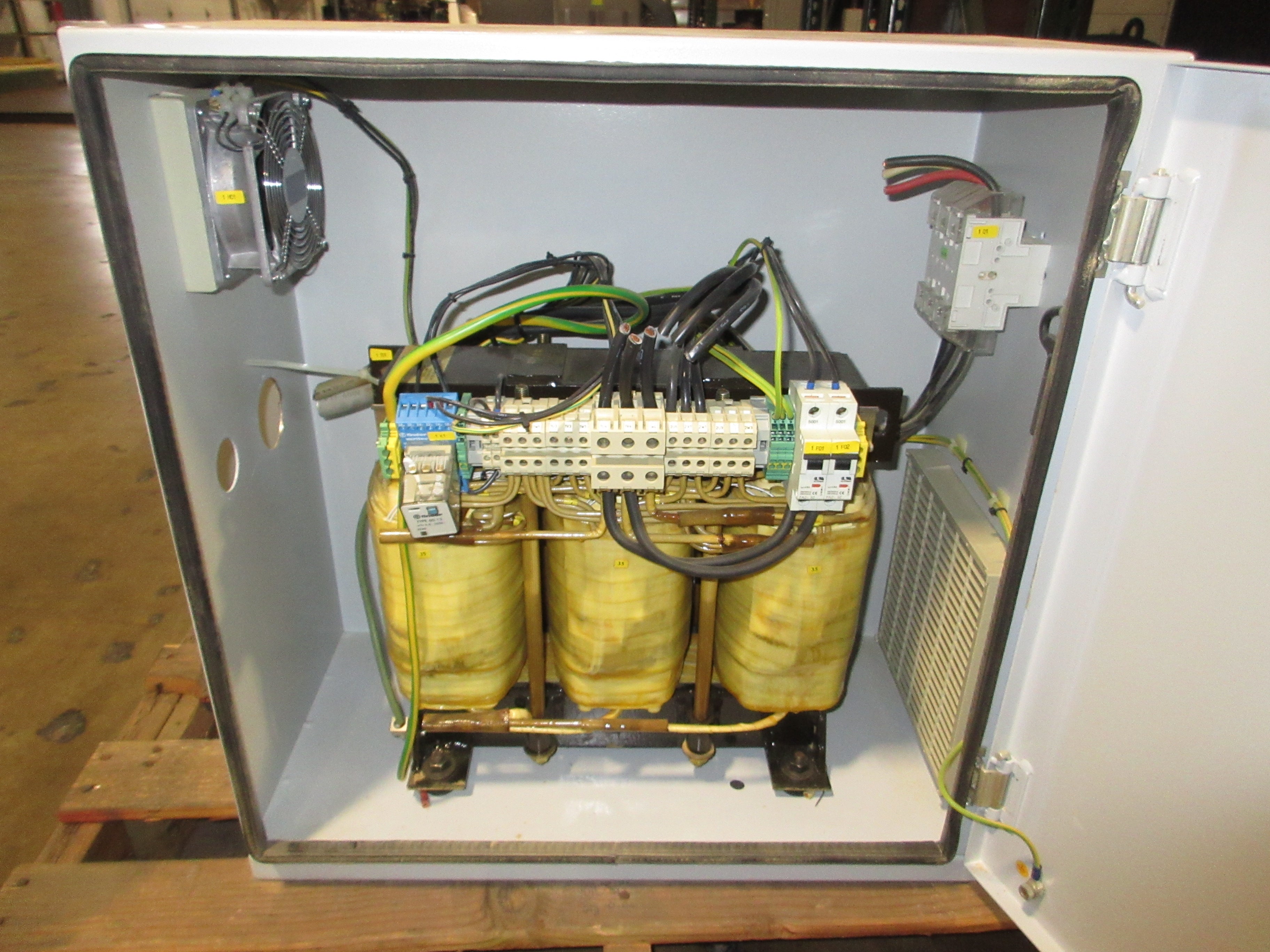 Siemens Enclosed Transformer 4AU3995-0AX08-8A Pri: 220/460/480V Sec: 400/440V