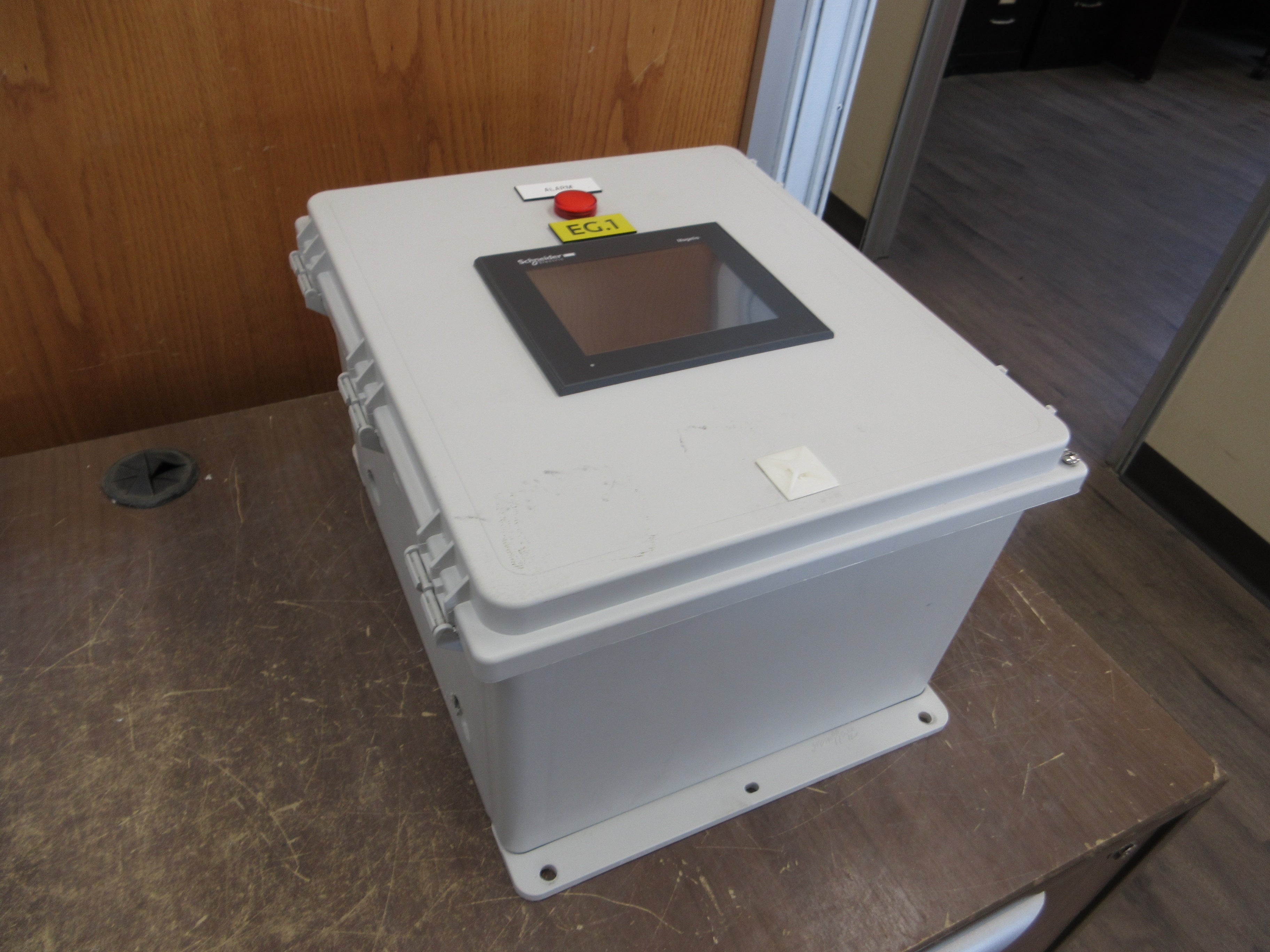 Schneider Electric Enclosed Magelis Controller Panel XBTGC2230T 24VDC 1.13A Used