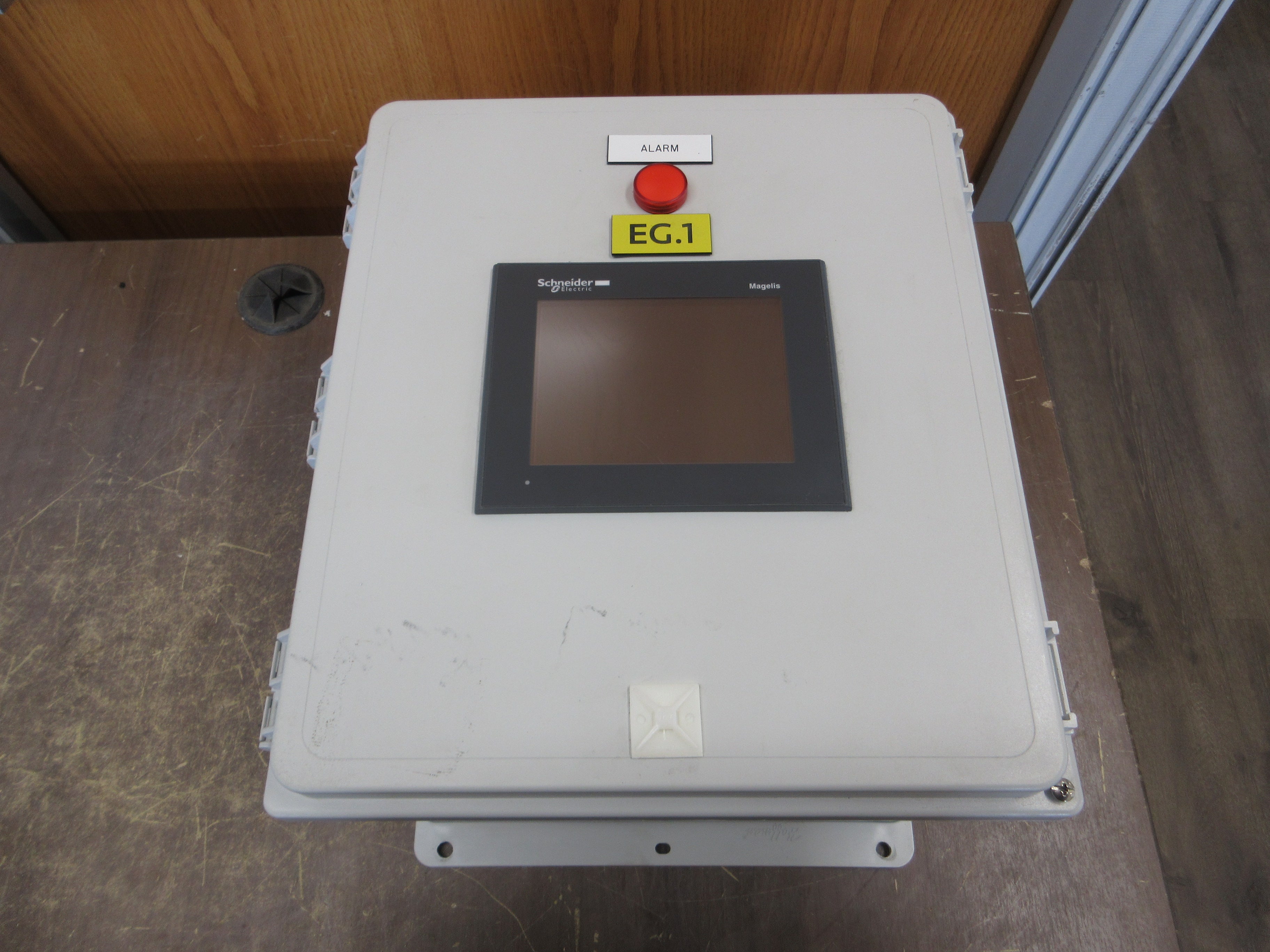 Schneider Electric Enclosed Magelis Controller Panel XBTGC2230T 24VDC 1.13A Used