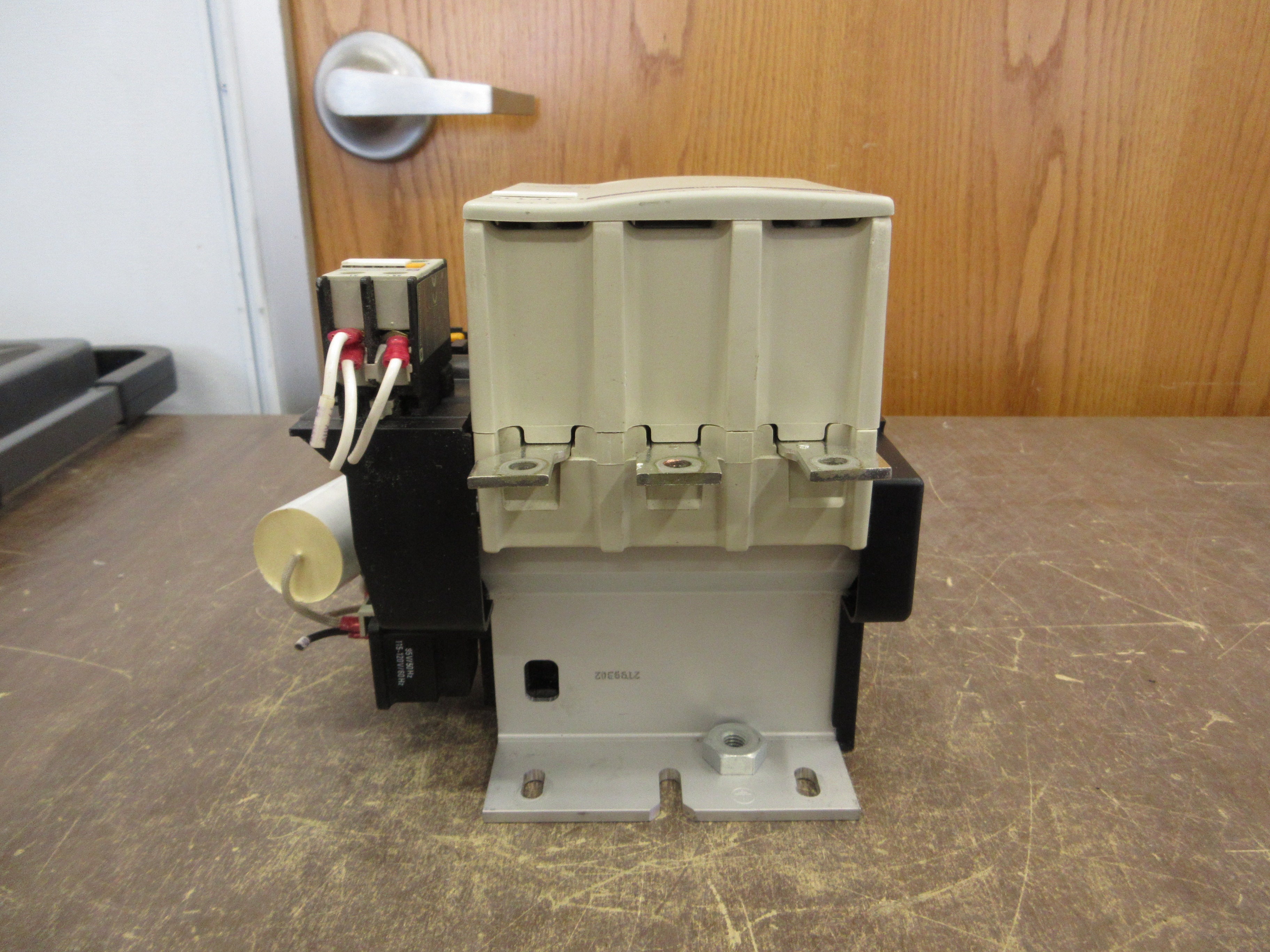 Square D Contactor LC1F115 115-120V Coil w/ Aux Contact Block Used