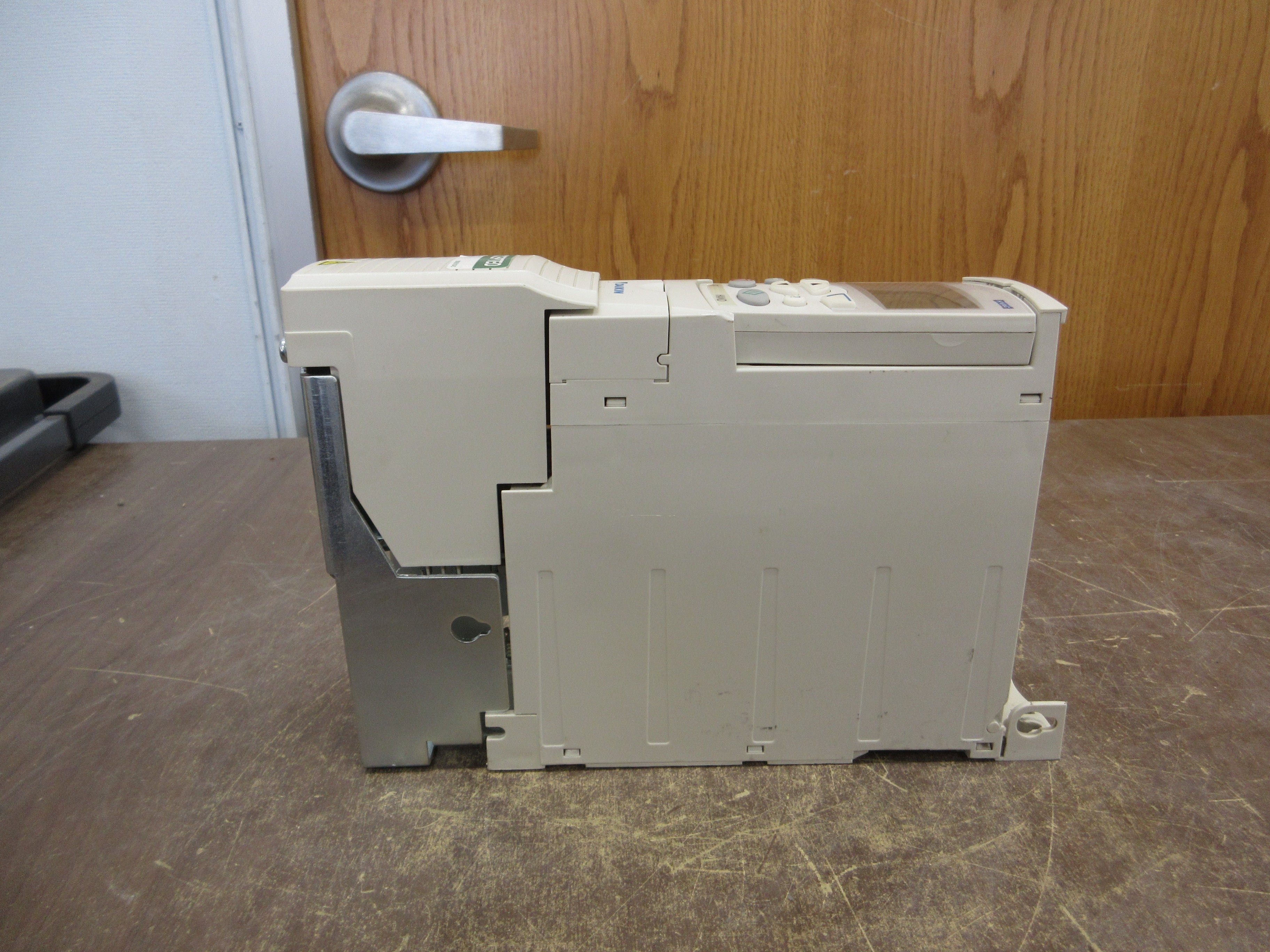 ABB / Daikin ACS320 AC Drive ACS320-03U-08A8-4 5HP 3Ph w/ Keypad Used