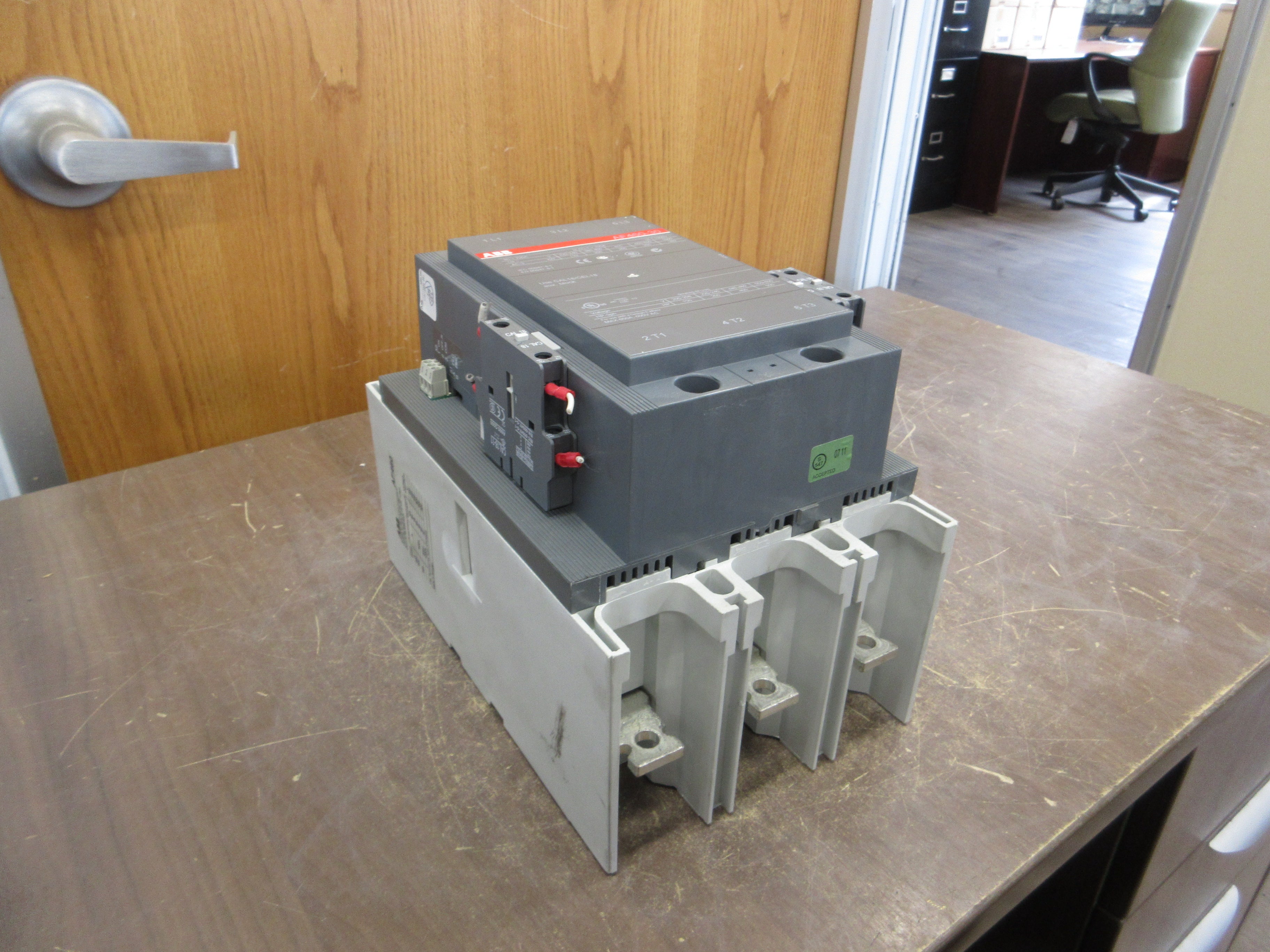 ABB Contactor AF460-30 24-60VDC Coil 650A 600V w/ (3) Aux Contacts Used