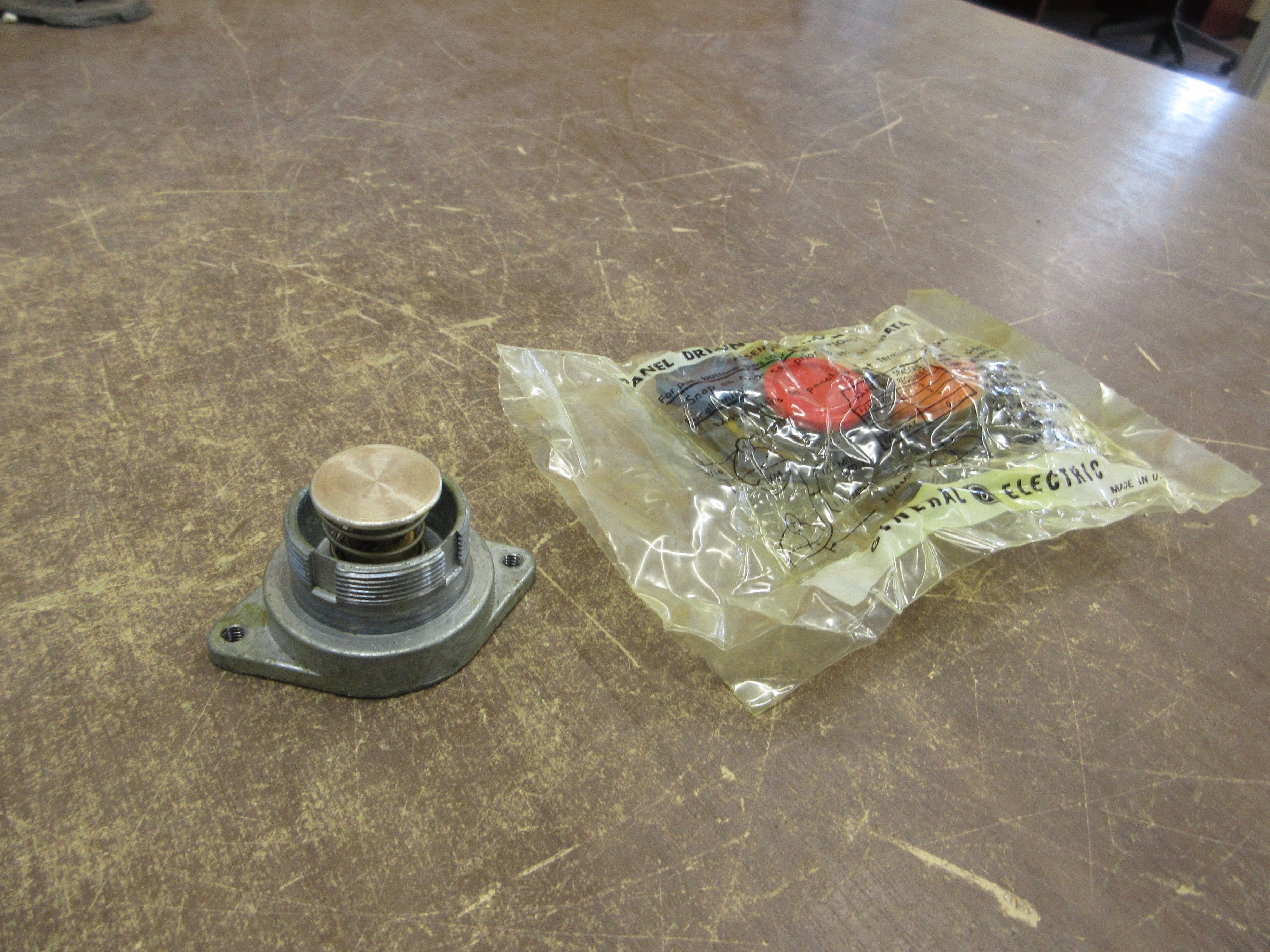 GE Oiltight Pushbutton CR2940WA200YA New Surplus